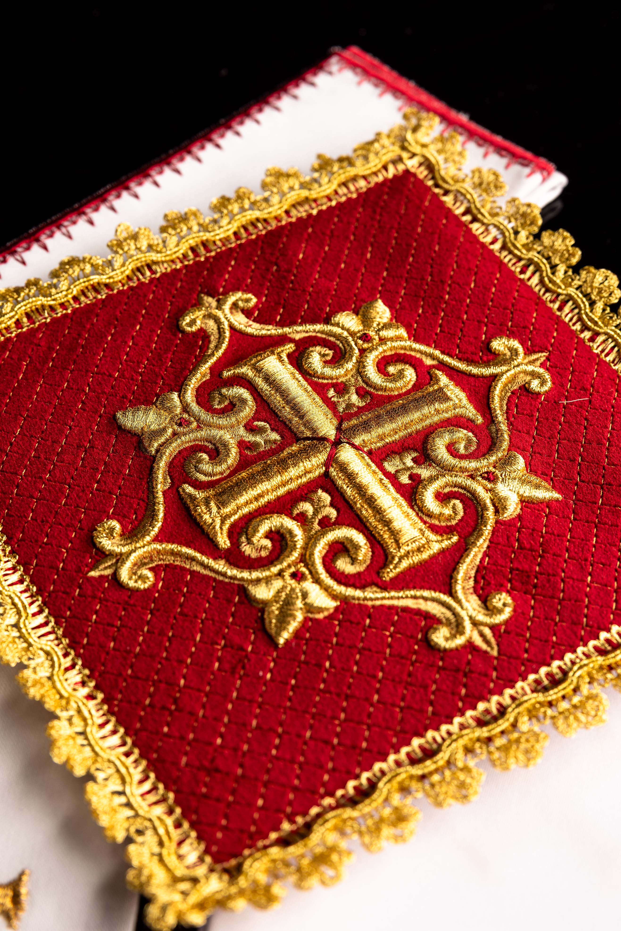 Leinenstola mit aufgesticktem Kreuz roter Samt
