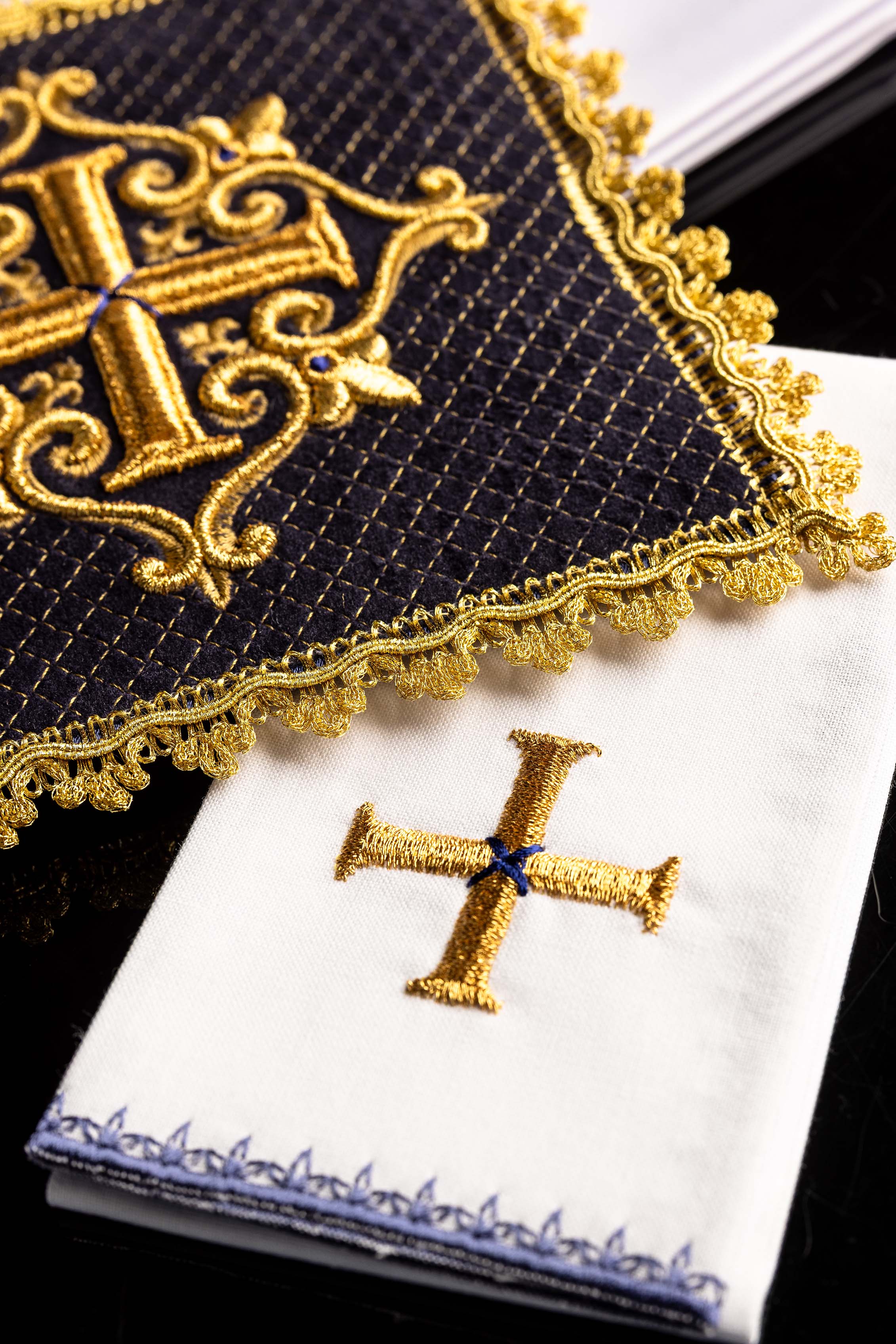 Spitzenunterwäsche mit aufgesticktem Kreuz violetter Samt