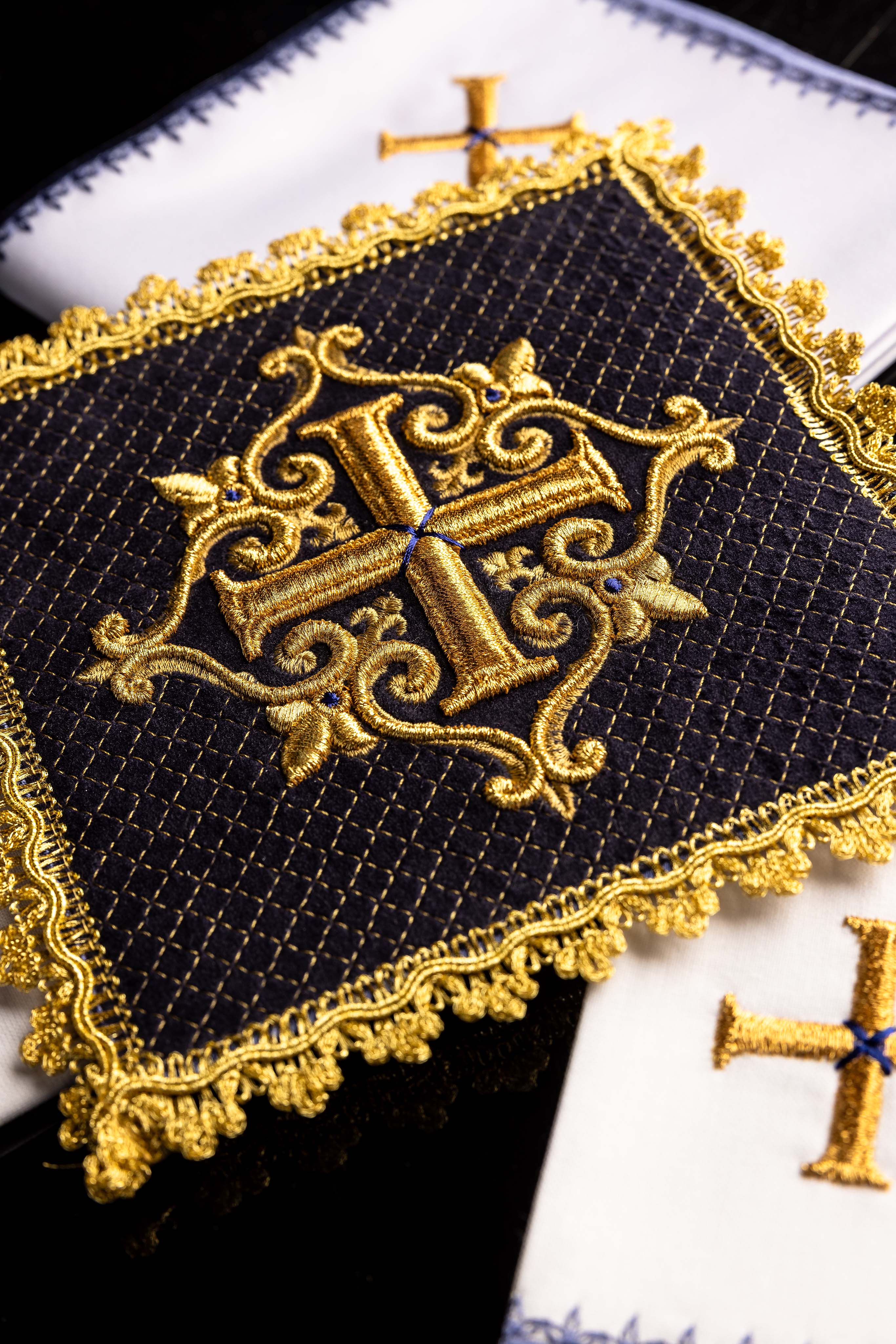 Spitzenunterwäsche mit aufgesticktem Kreuz violetter Samt