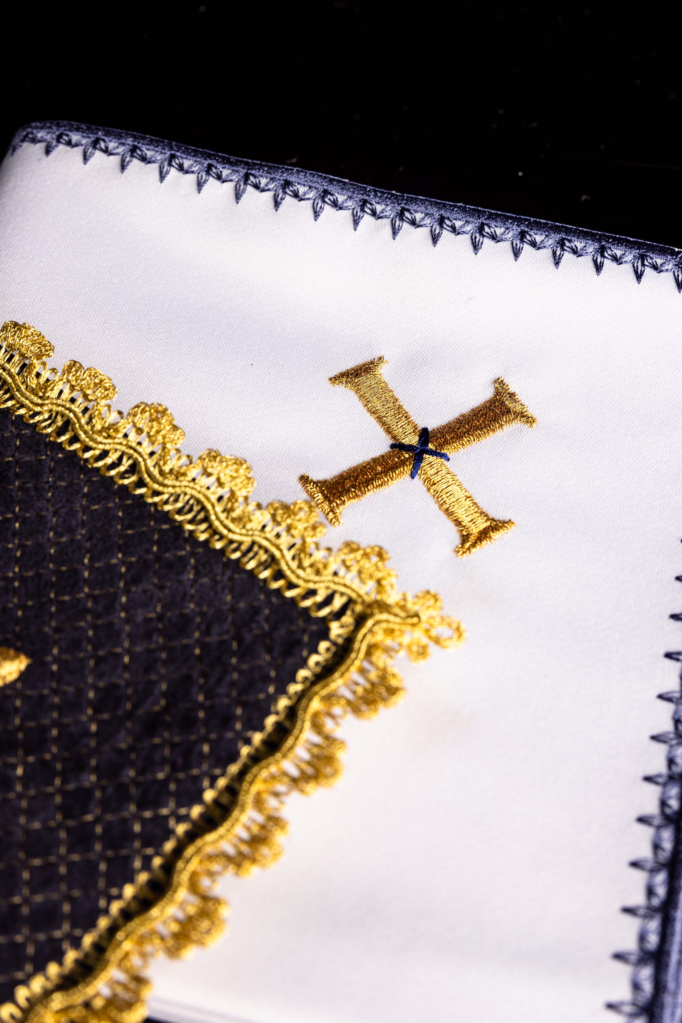Spitzenunterwäsche mit aufgesticktem Kreuz violetter Samt
