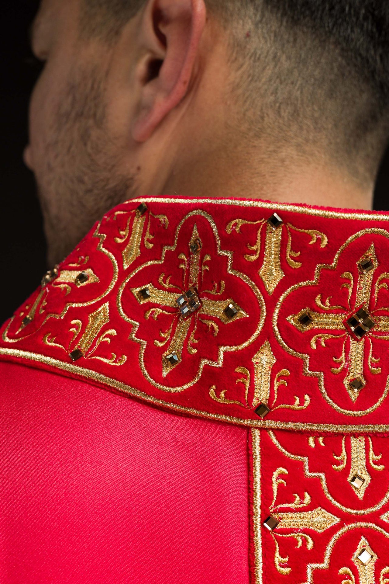 Ornat bogato haftowany zdobiony kamieniami w kolorze czerwonym - ORNATY.PL