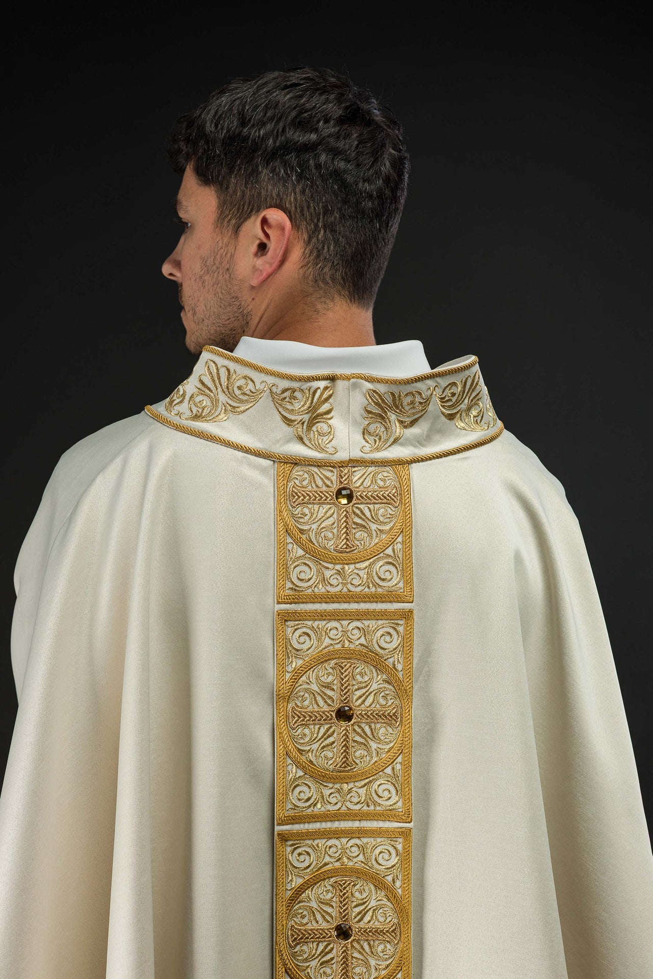 Ornat złoty bogato haftowany dekorowany kamieniami - ORNATY.PL