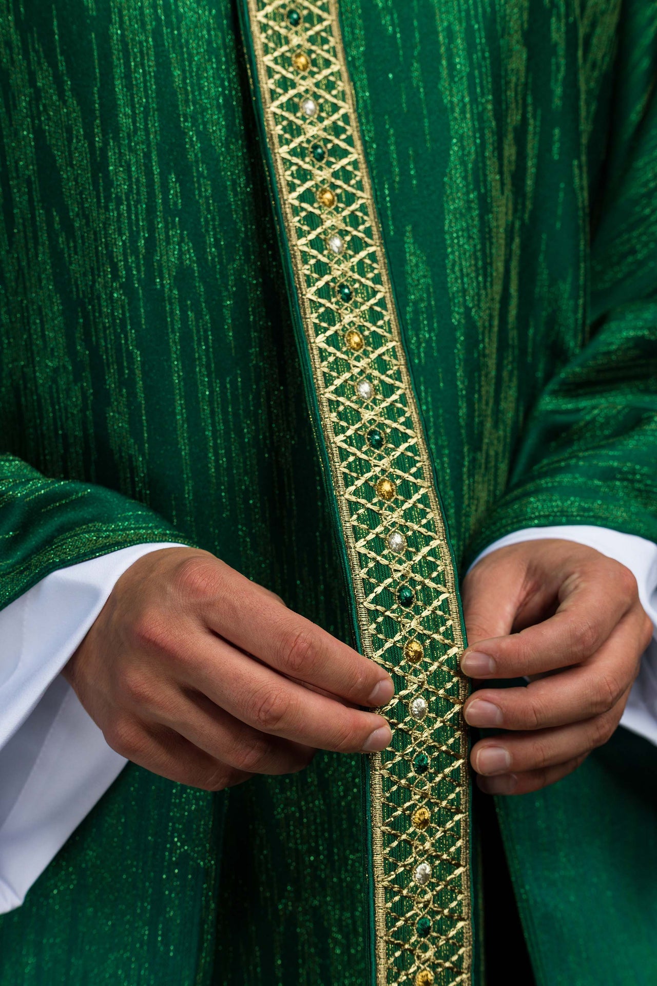Zielony Ornat z Haftowanym Pasem i Kołnierzem - ORNATY.PL