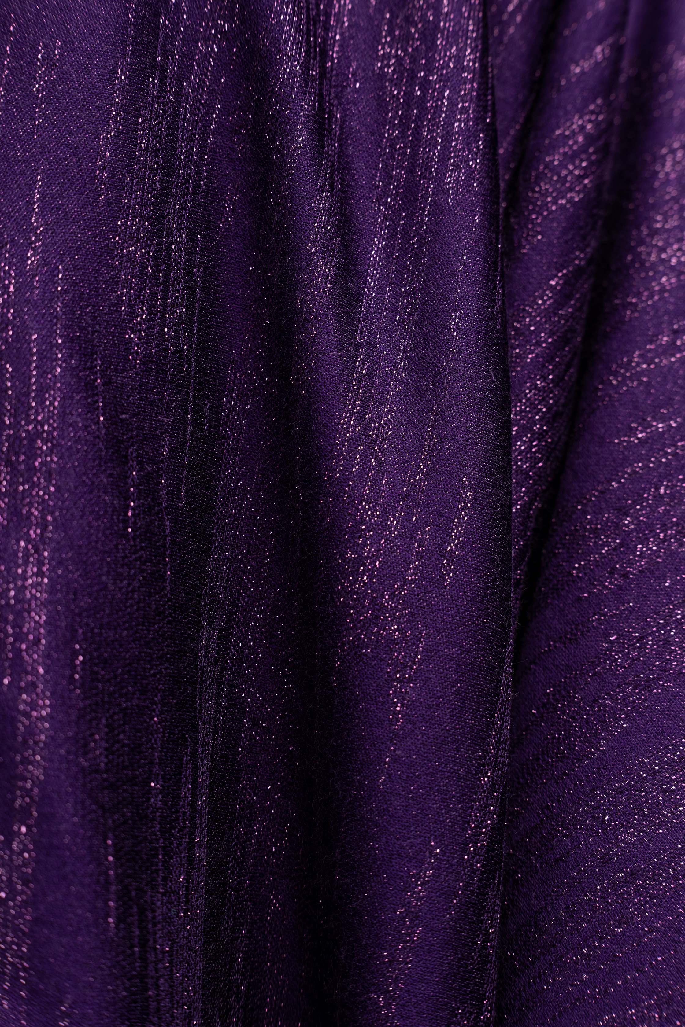 Violette Kasel mit gesticktem Kreuzmotiv und Stab auf dekorativem Stoff