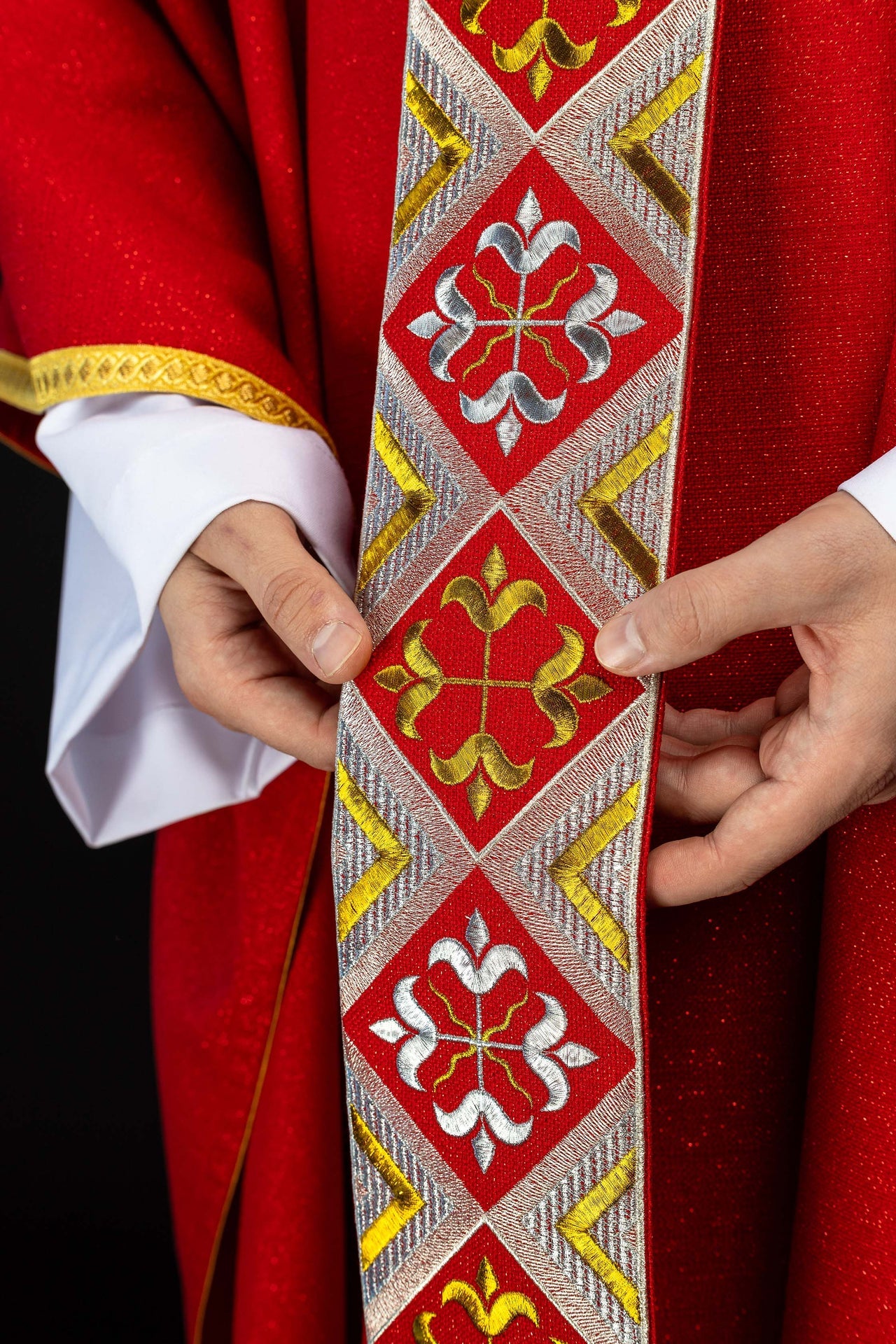 Haftowany pas na ornat w zestawie z ornatem czerwony - ORNATY.PL