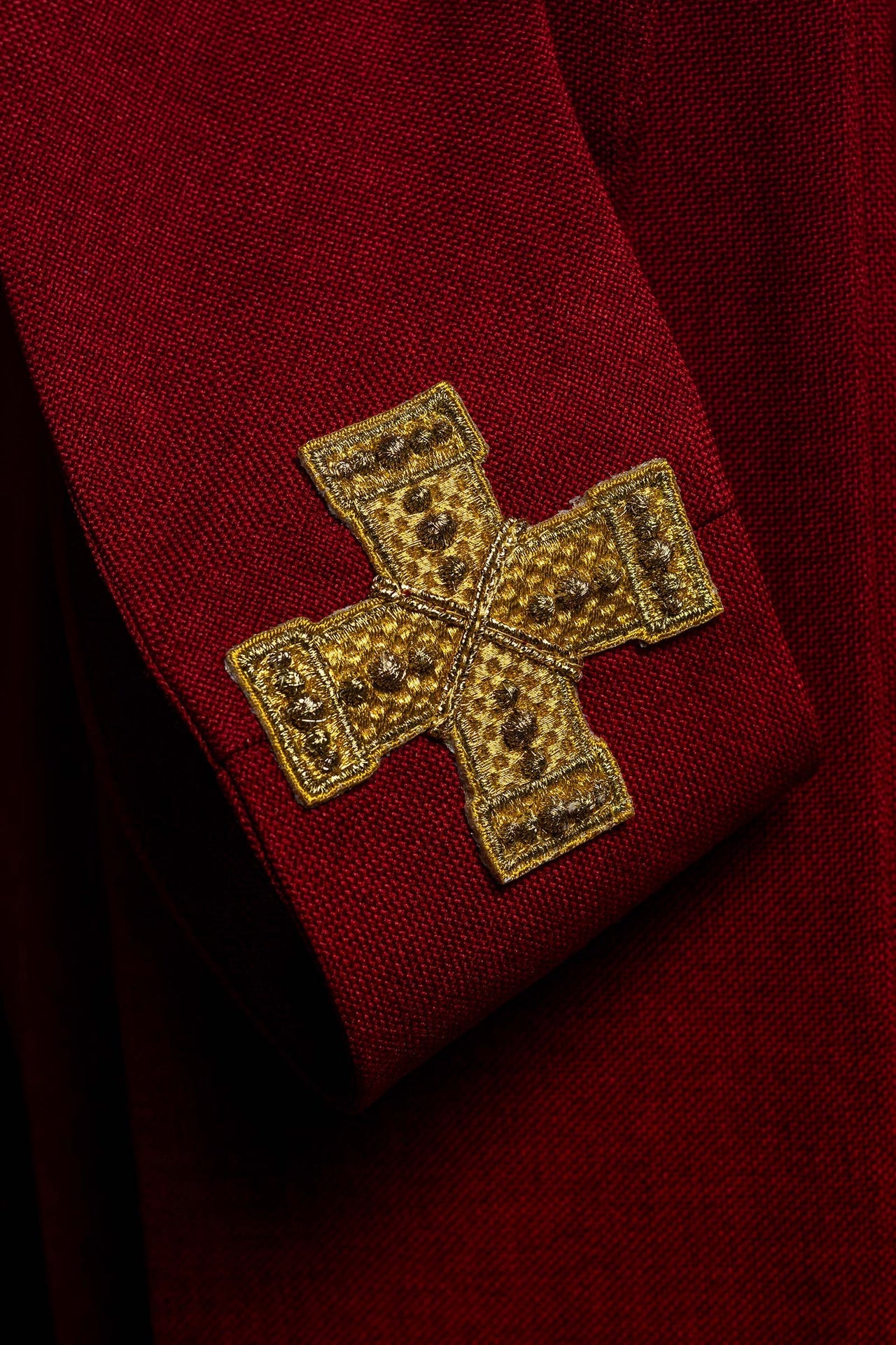 Ornat w kolorze czerwonym z haftowanym pasem w krzyże - ORNATY.PL
