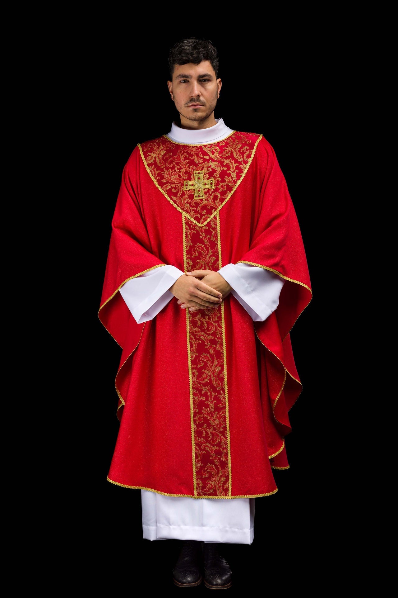 Rotes Messgewand mit Kreuz verziert mit Jacquardstoff