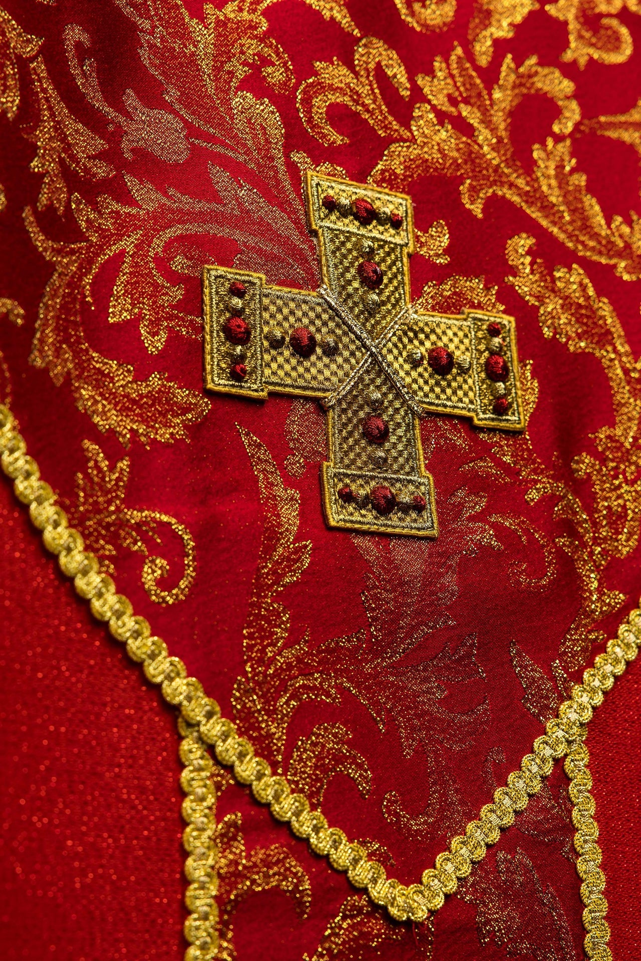 Rotes Messgewand mit Kreuz verziert mit Jacquardstoff
