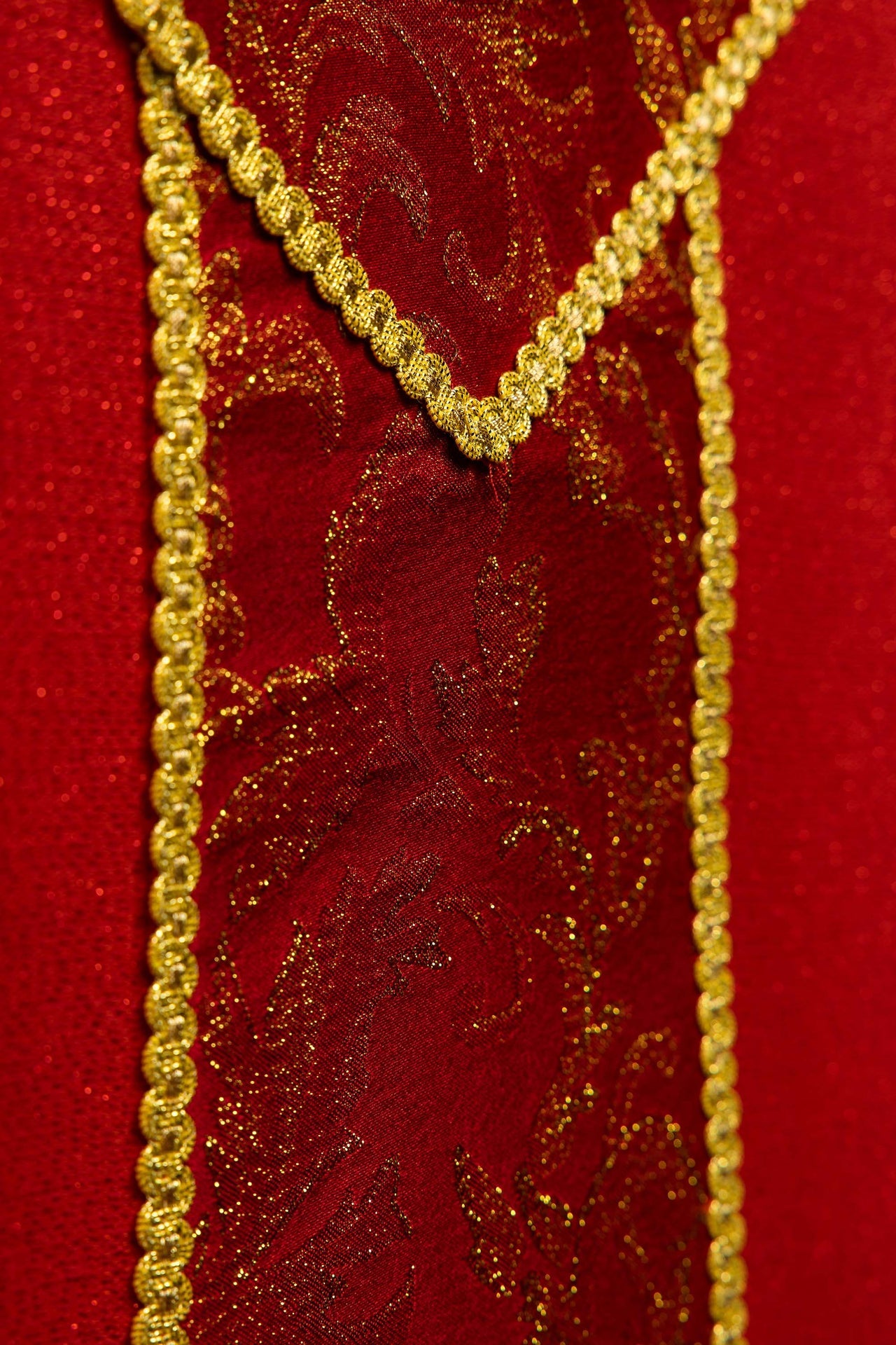 Rotes Messgewand mit Kreuz verziert mit Jacquardstoff