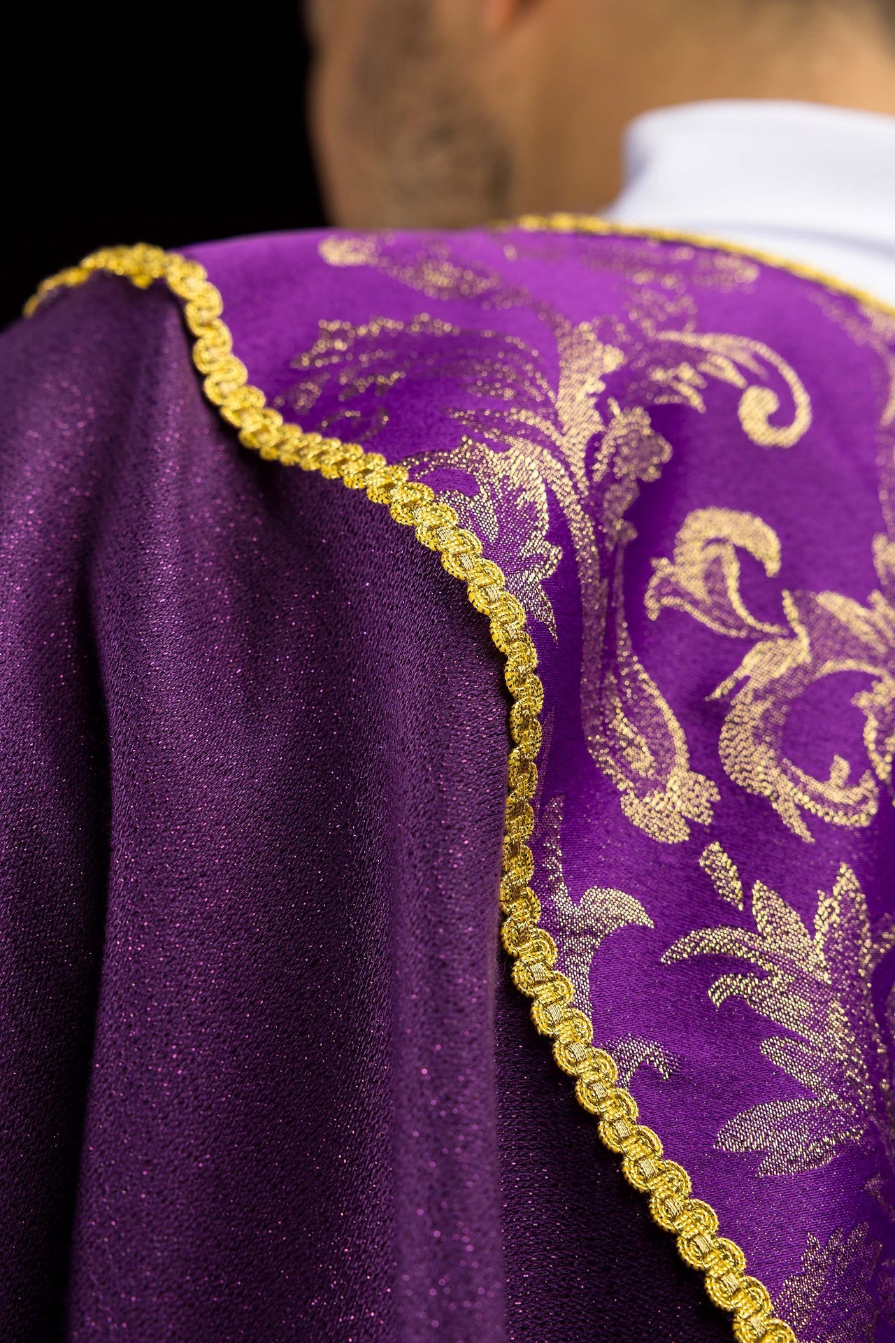 Violettes Messgewand mit Kreuz verziert mit Jacquardstoff