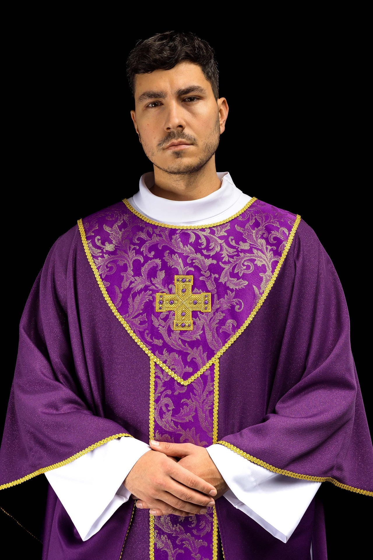 Violettes Messgewand mit Kreuz verziert mit Jacquardstoff
