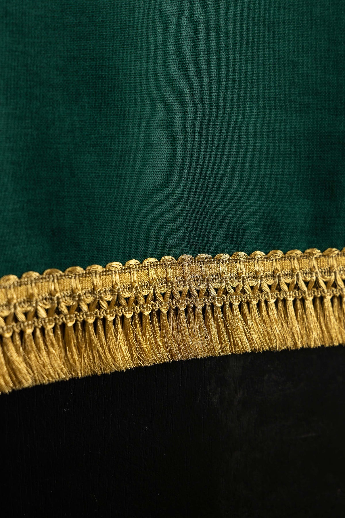 Grünes Antependium mit gesticktem Kreuzmotiv