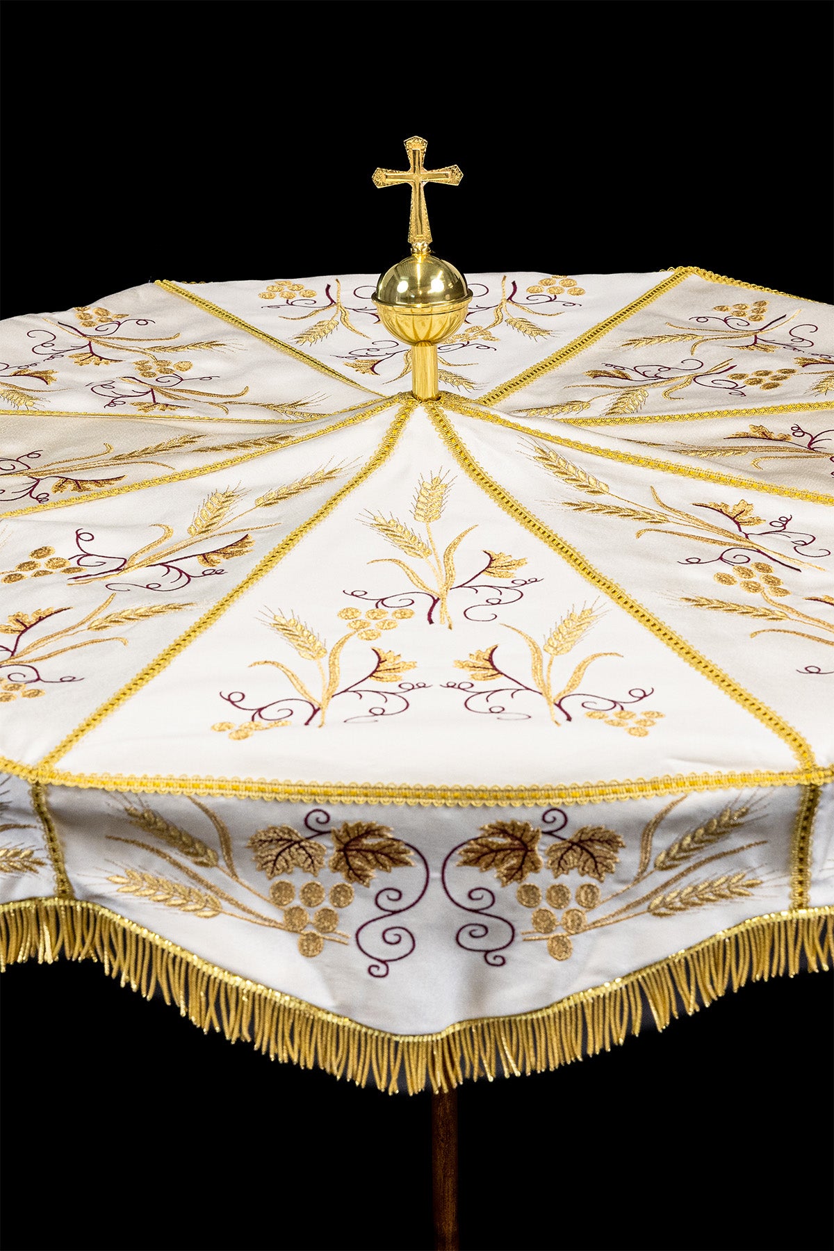Prozessionsschirm ecru mit goldener Stickerei zu Fronleichnam