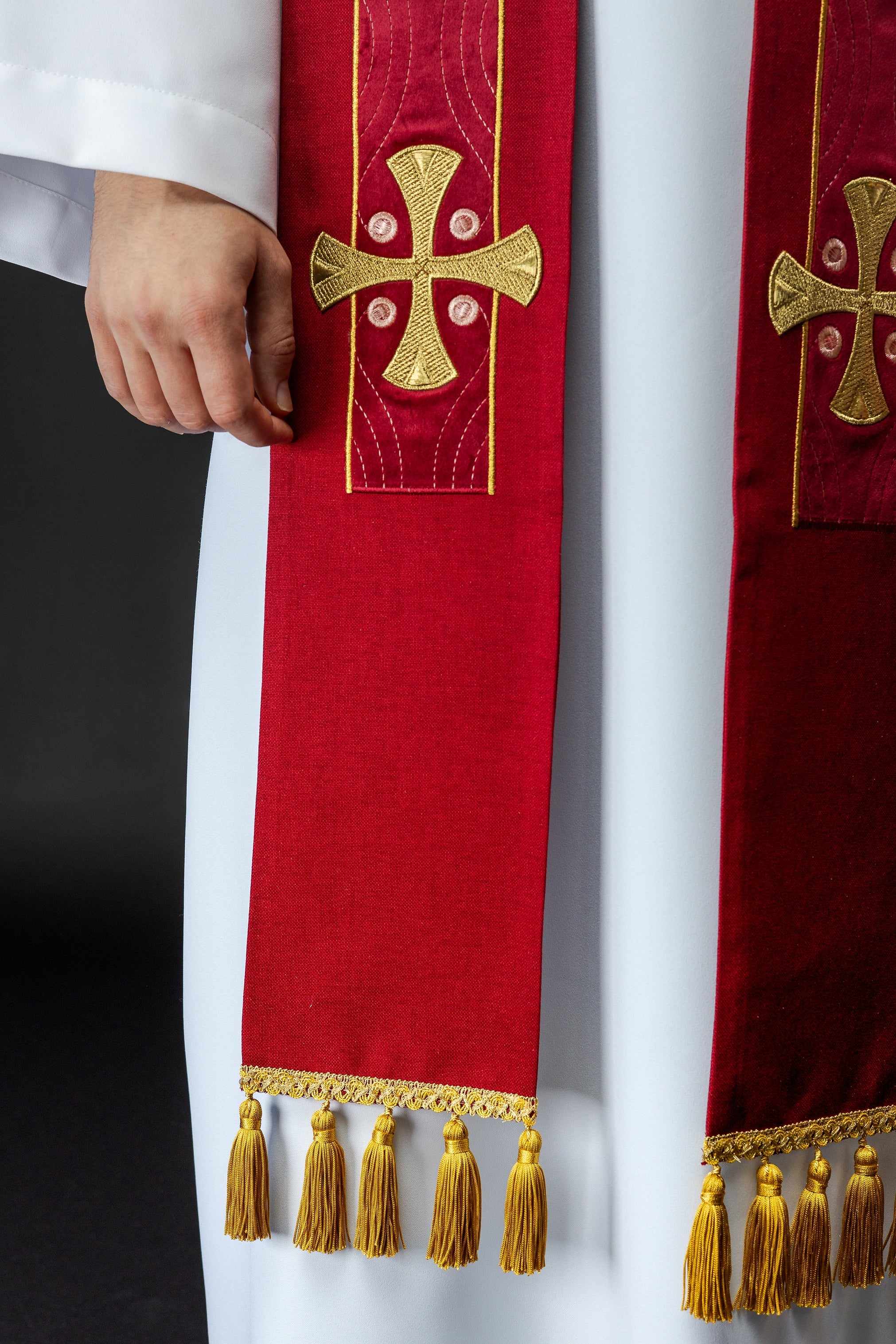 Stuła haftowana z krzyżami czerwona - ORNATY.PL