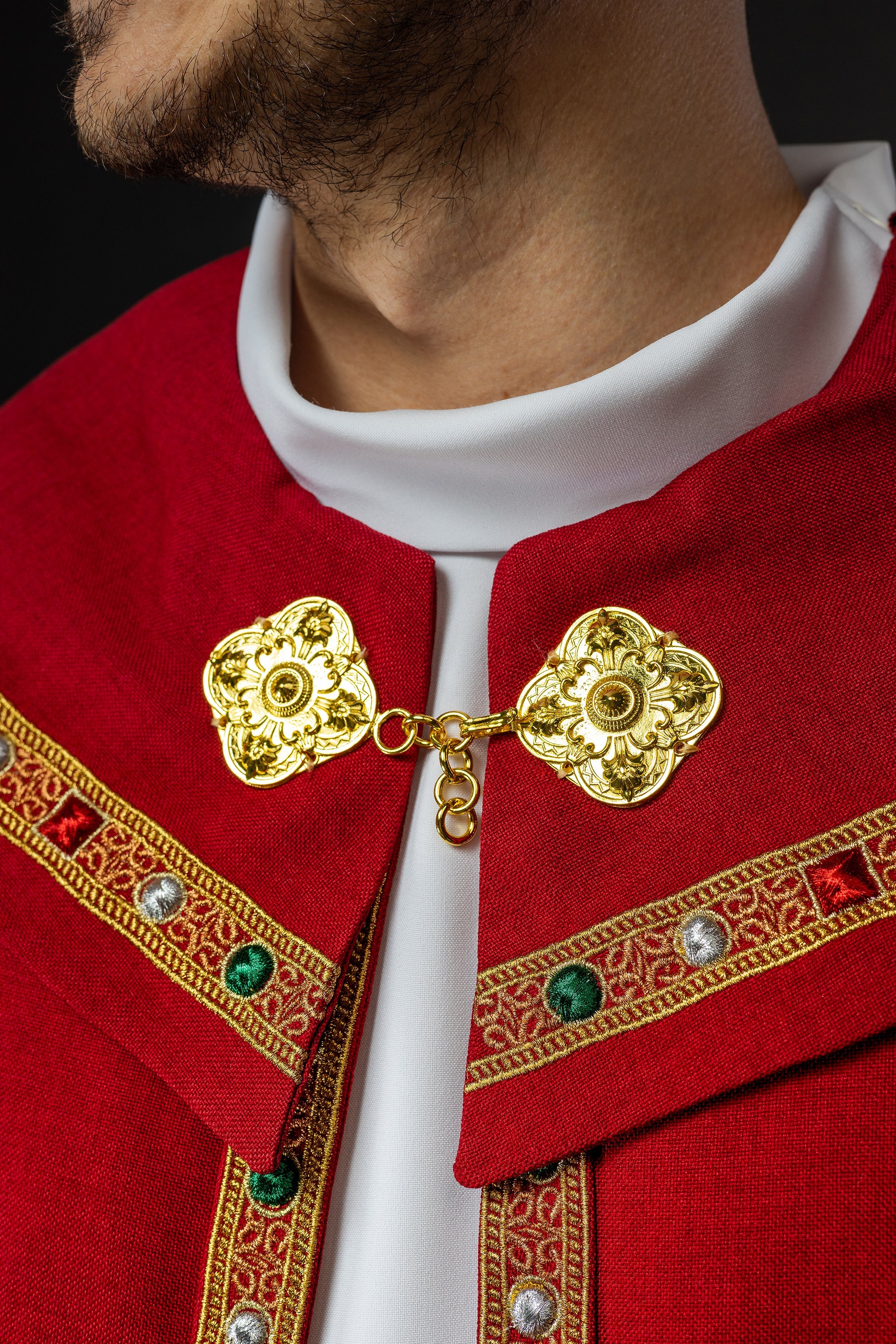 Czerwona kapa liturgiczna z złotym IHS - ORNATY.PL