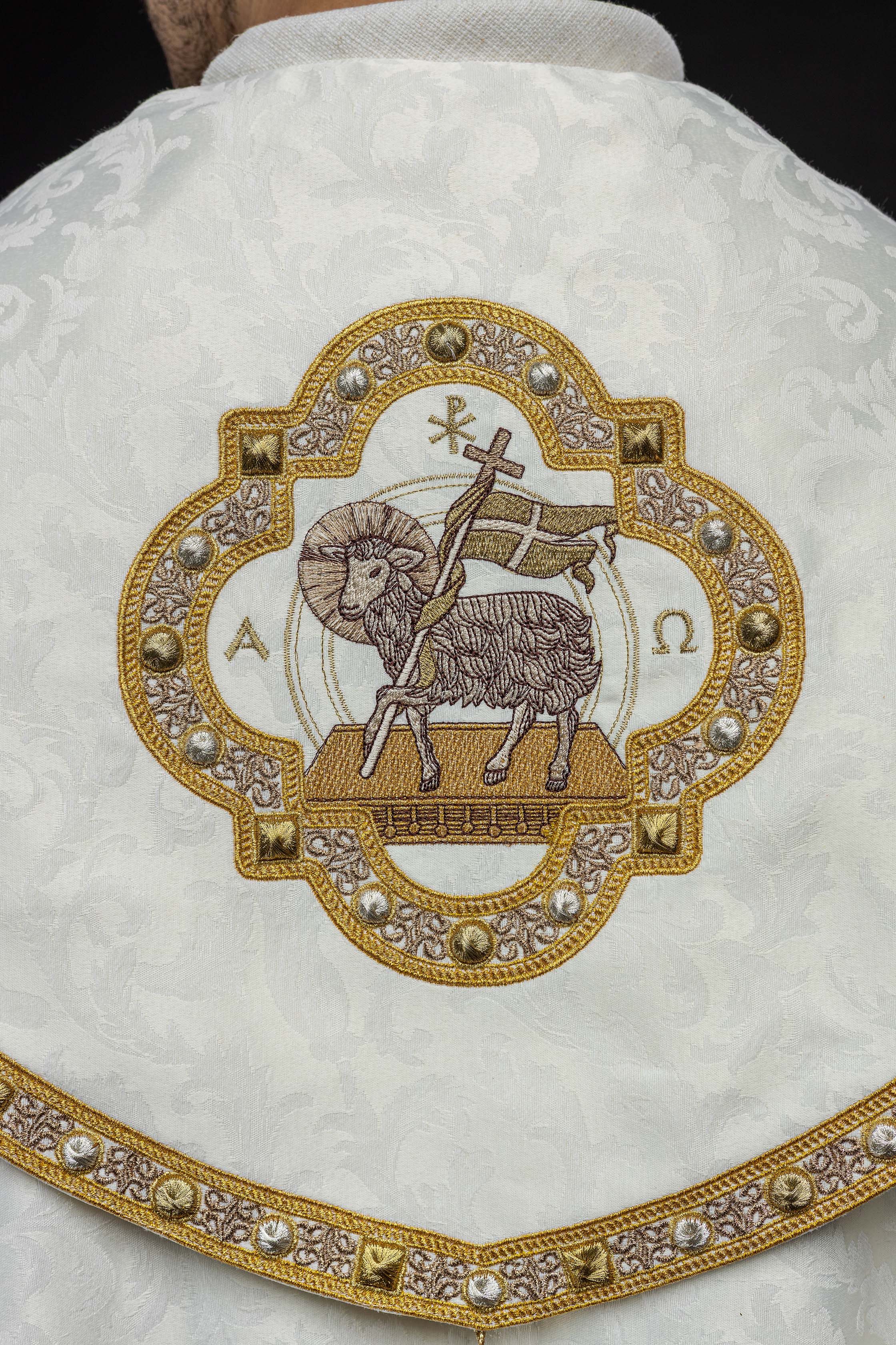 Kapa z barankiem wielkanocnym uszyta na ozdobnej tkaninie - ORNATY.PL