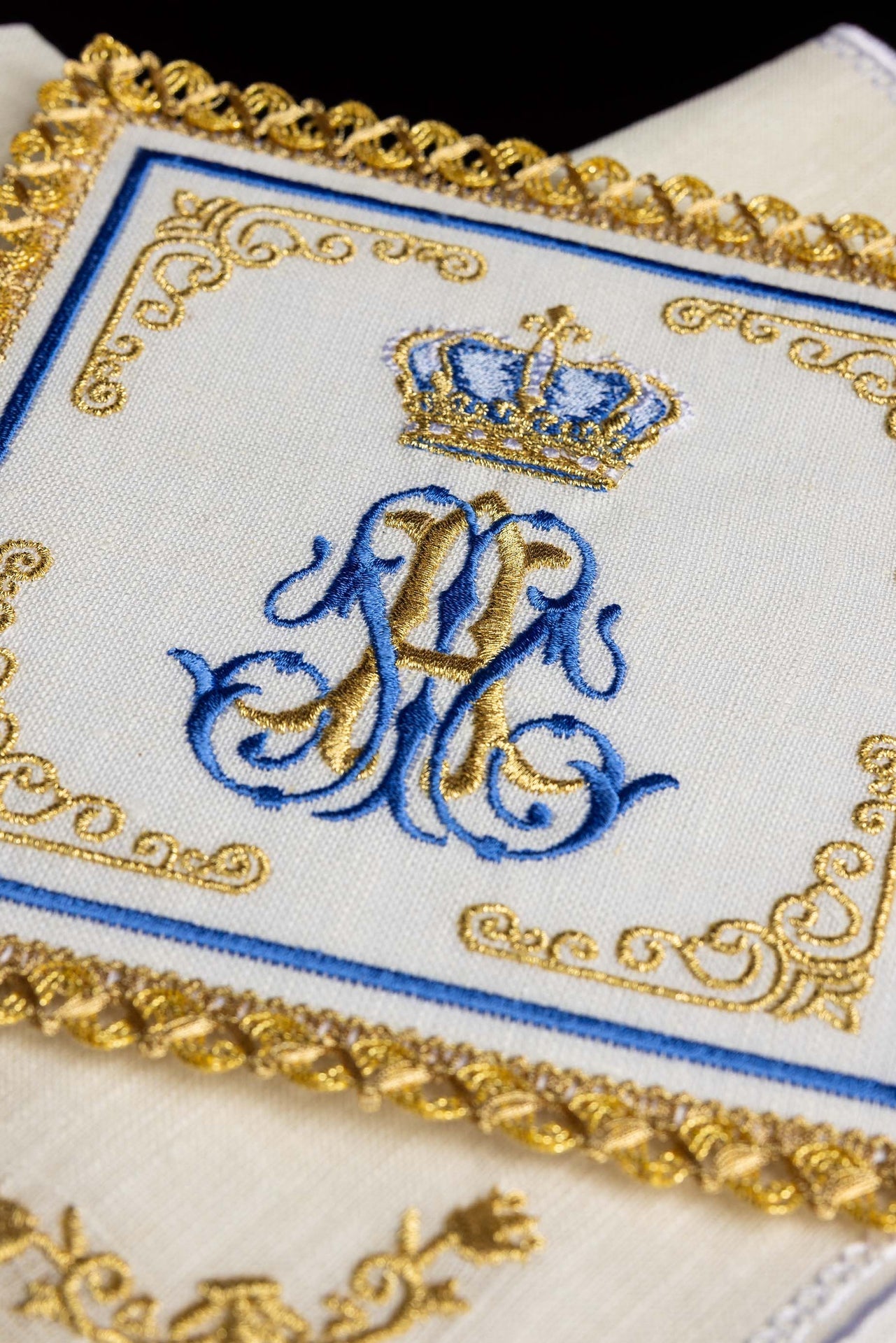 Lniany komplet kielichowy z haftem z motywem Maryjnym - ORNATY.PL