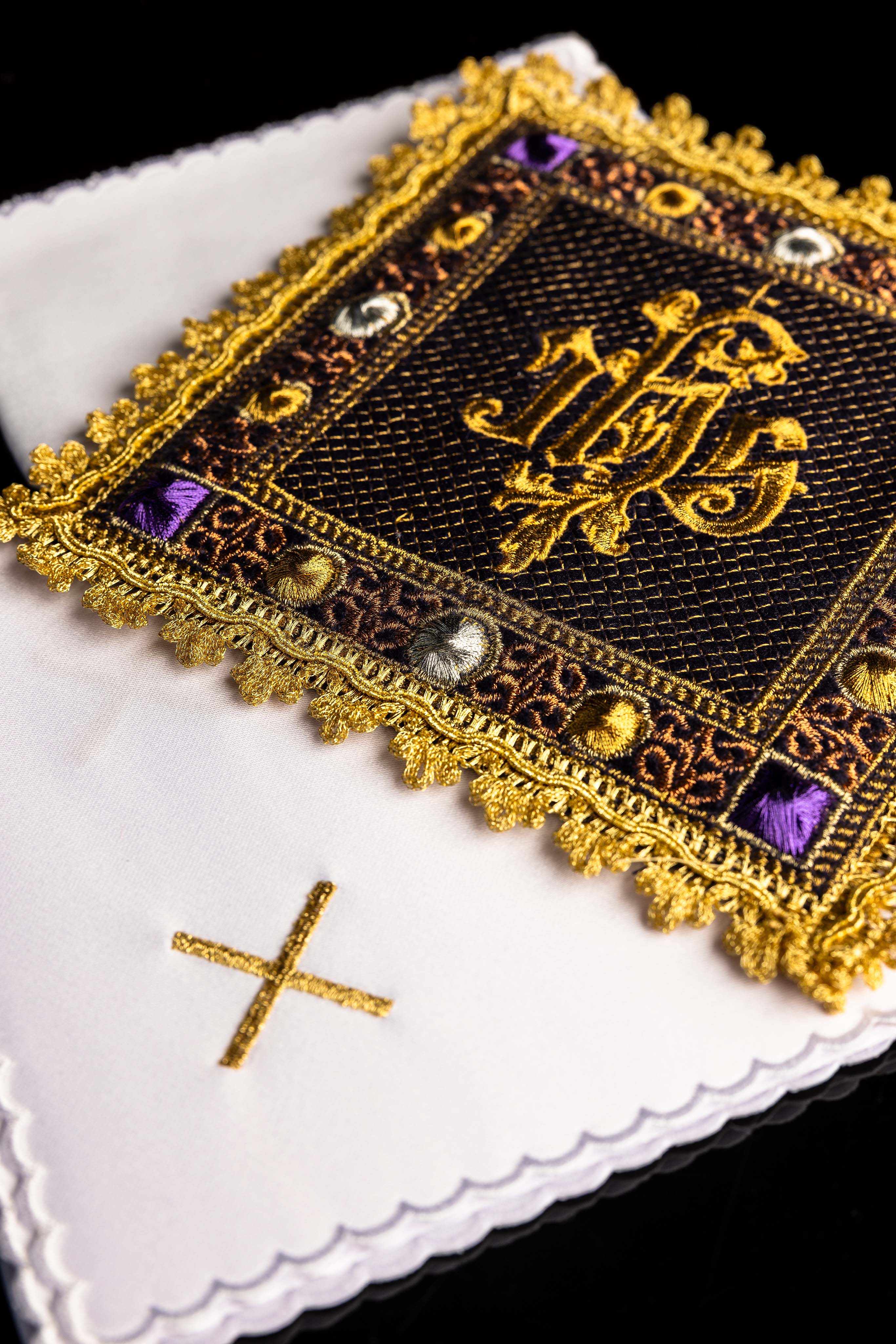 Samtkelch-Set in violetter Farbe mit besticktem IHS-Symbol