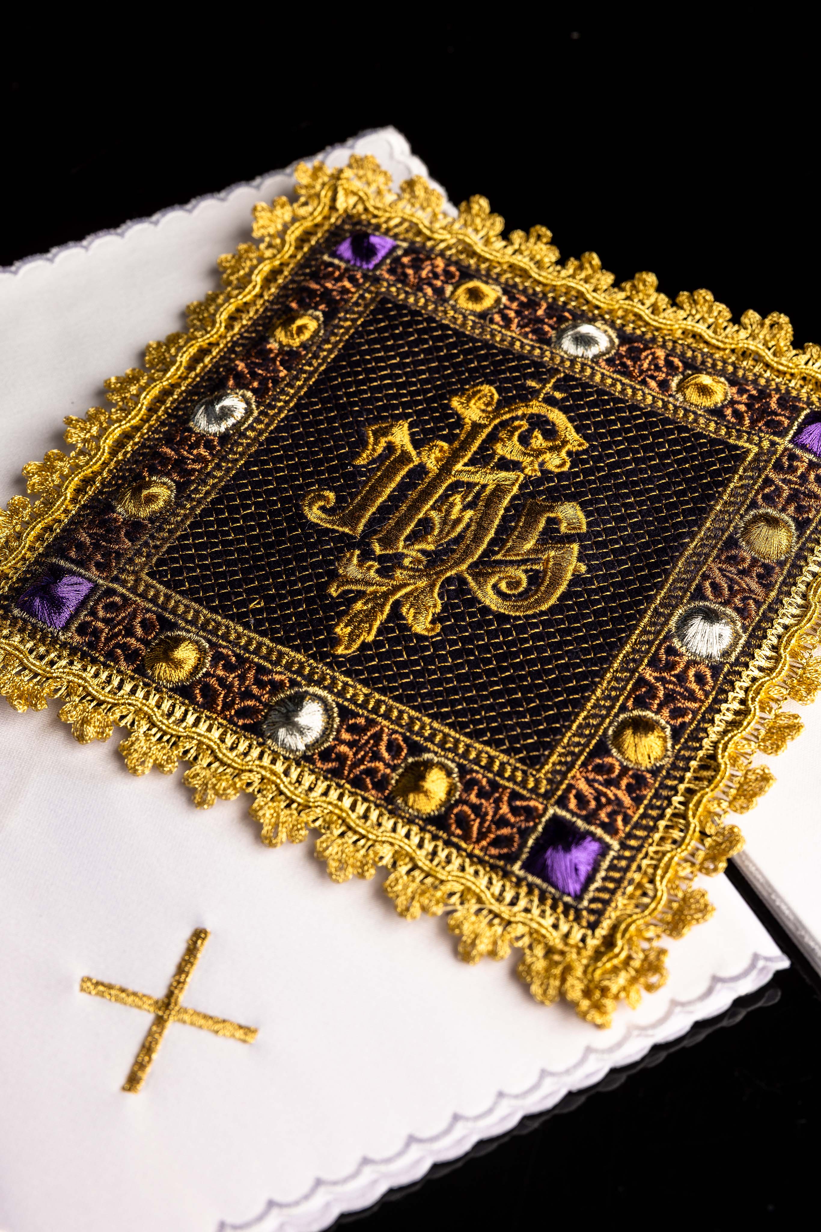 Samtkelch-Set in violetter Farbe mit besticktem IHS-Symbol