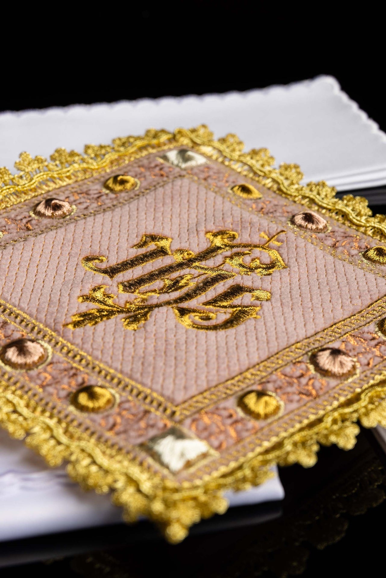 Aksamitny komplet kielichowy w kolorze różowym z haftowanym symbolem IHS - ORNATY.PL