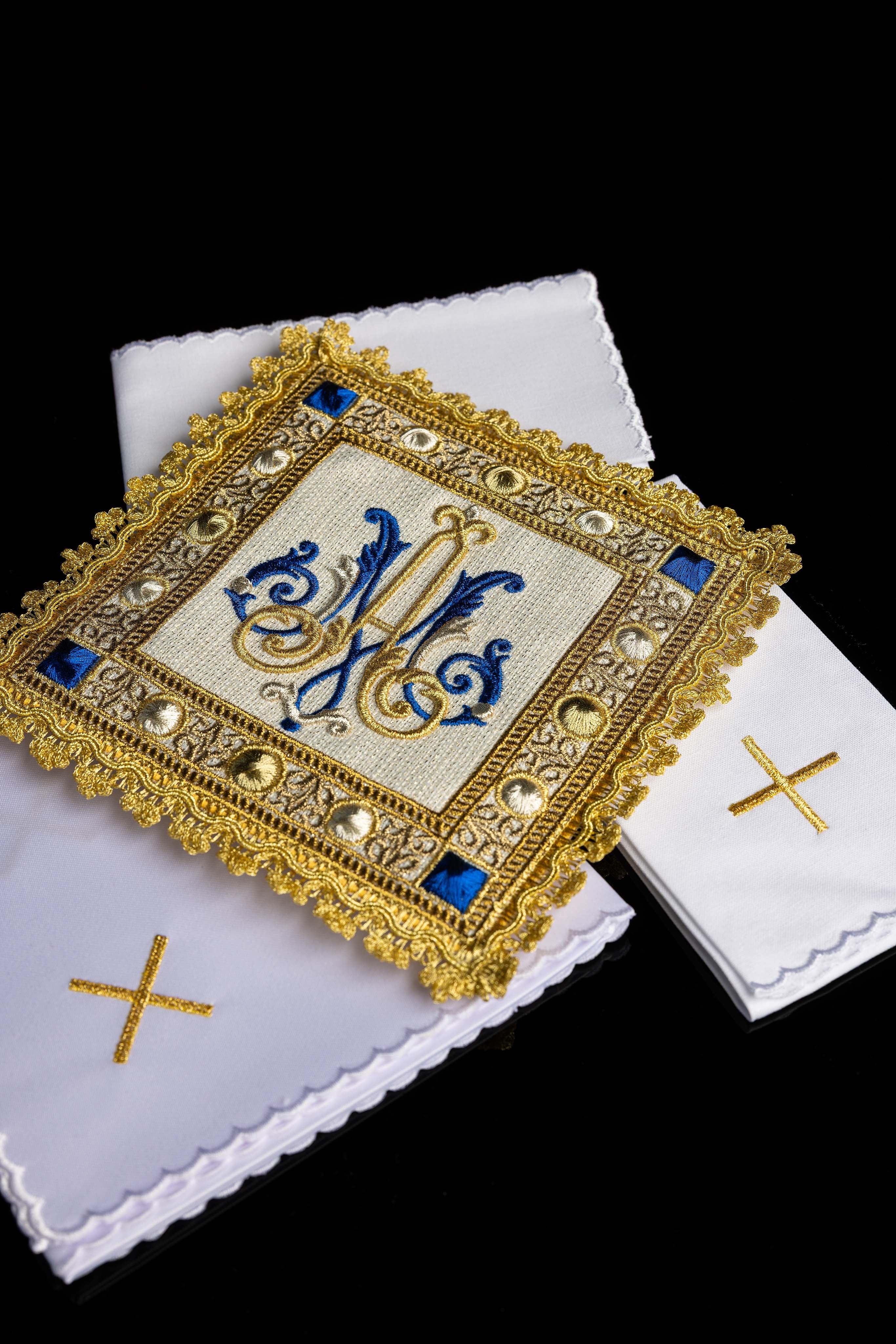 Kelchwäsche-Set aus Baumwolle mit blau-goldenem Marienmonogramm