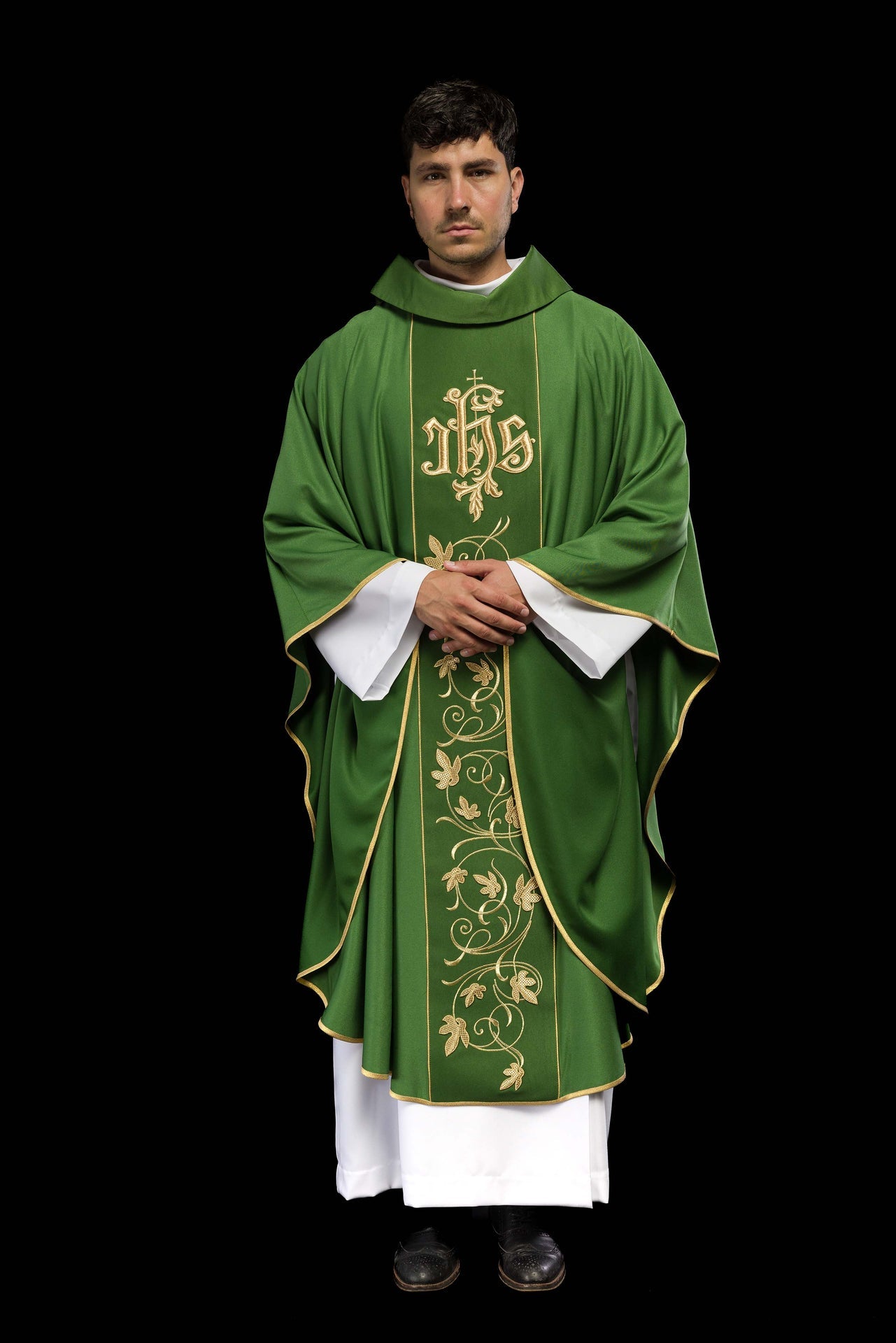 Zielony ornat liturgiczny z bogato zdobionym pasem motywem florystycznym i IHS - ORNATY.PL