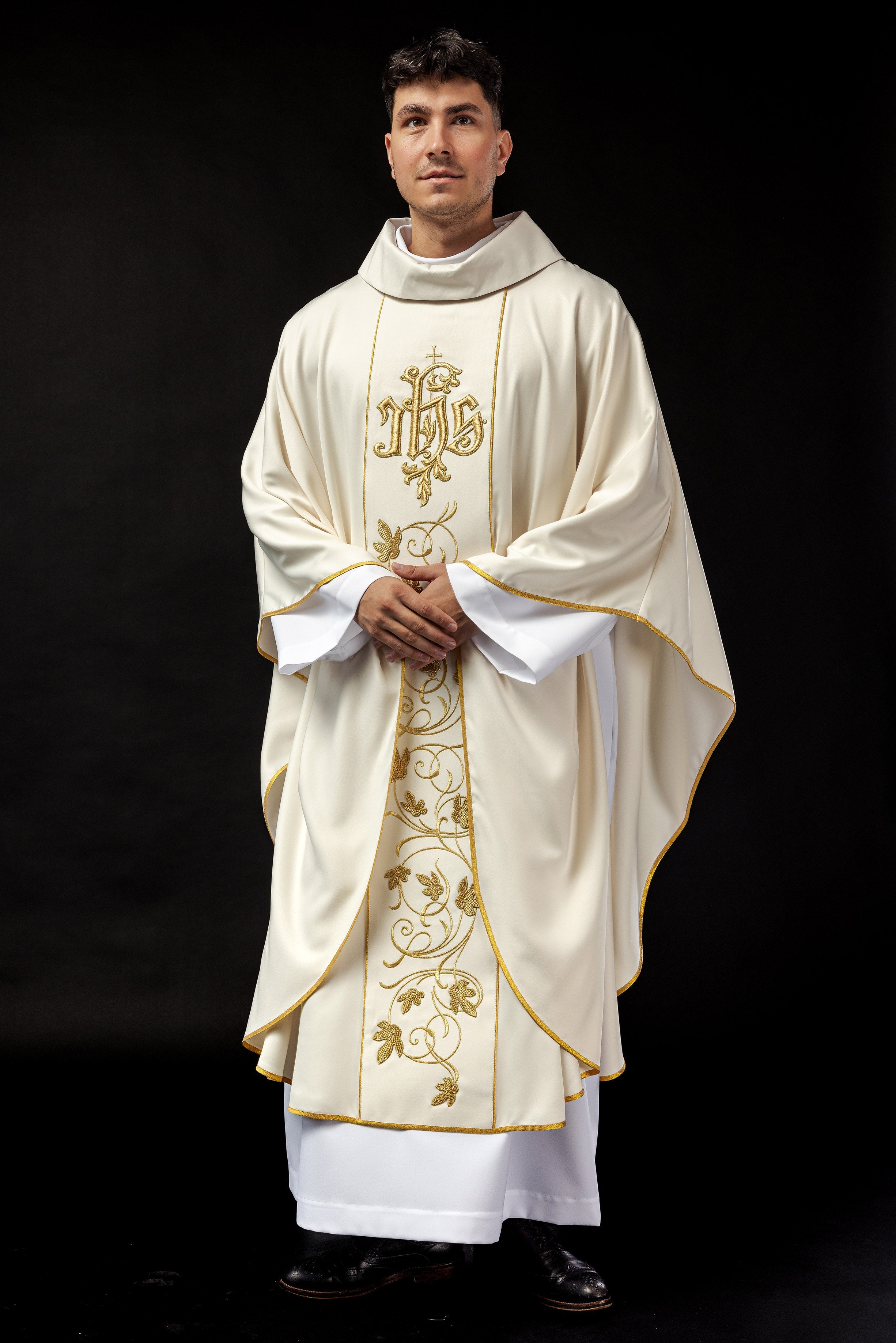 Ecru ornat liturgiczny z bogato zdobionym pasem motywem florystycznym i IHS - ORNATY.PL