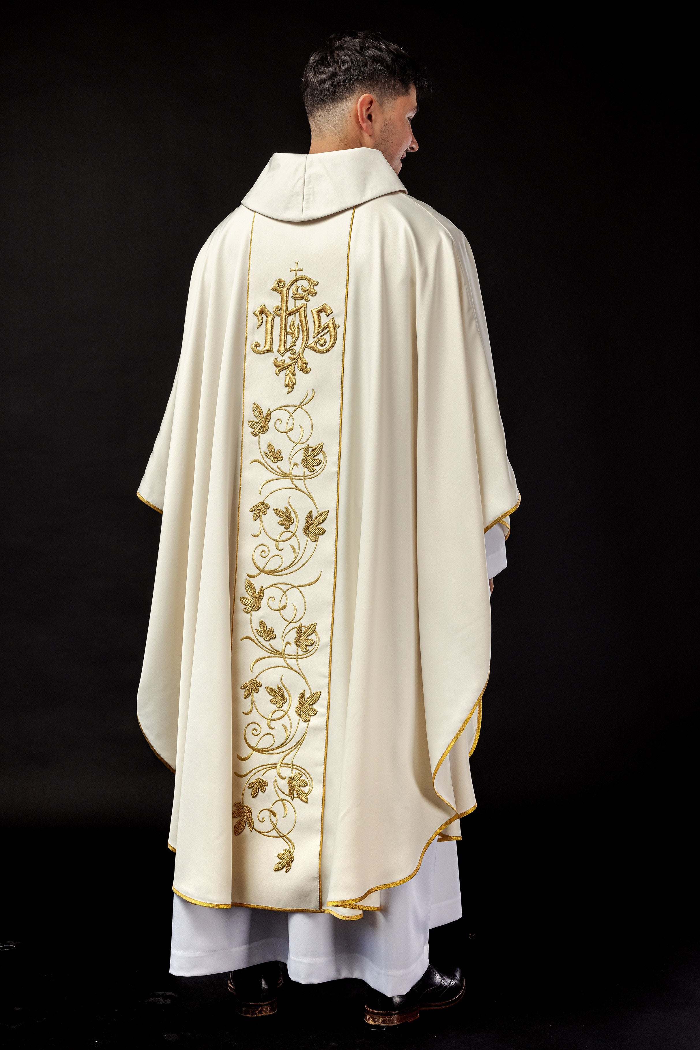 Ecru ornat liturgiczny z bogato zdobionym pasem motywem florystycznym i IHS - ORNATY.PL