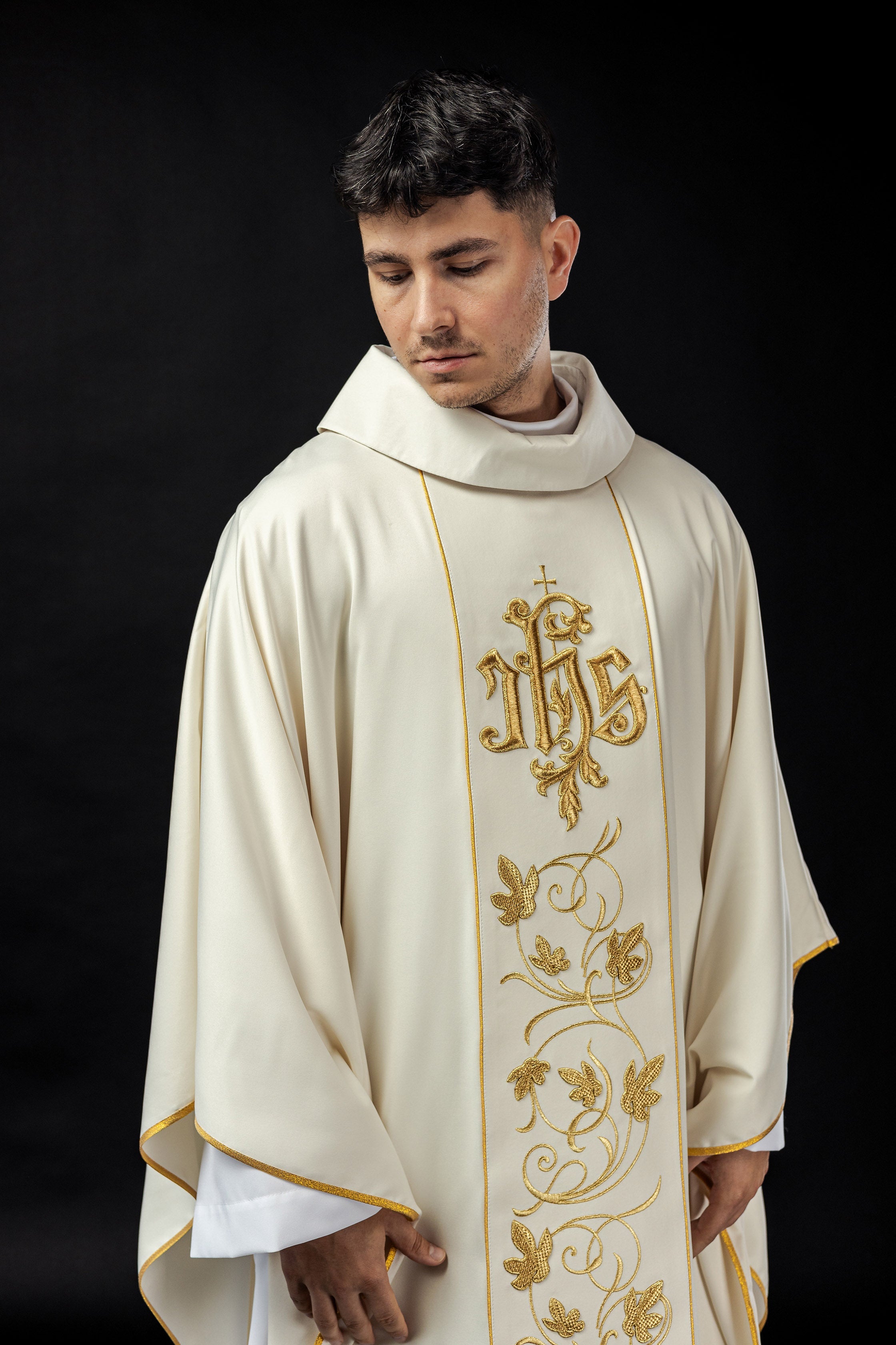 Ecru ornat liturgiczny z bogato zdobionym pasem motywem florystycznym i IHS - ORNATY.PL