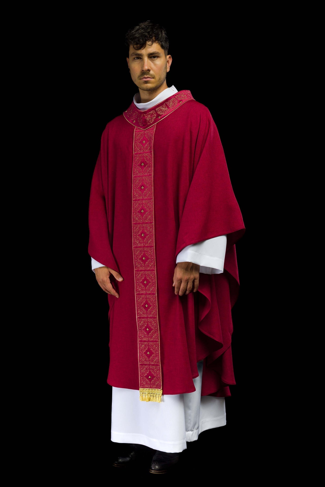 Ornat z bogato haftowanym pasem i kołnierzem w kolorze czerwonym - ORNATY.PL