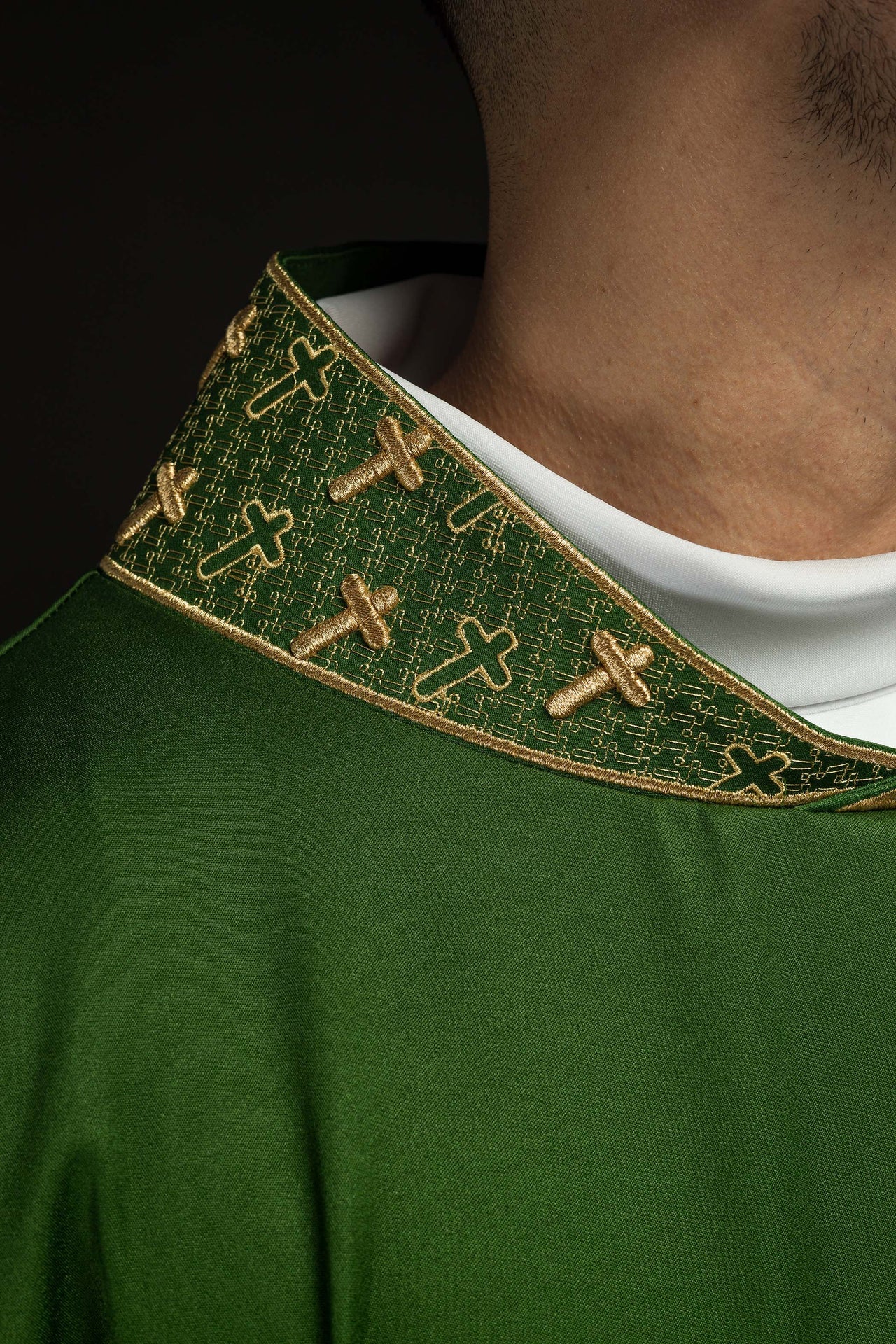 Ornat z bogato haftowanym krzyżem i kołnierzem w kolorze zielonym - ORNATY.PL