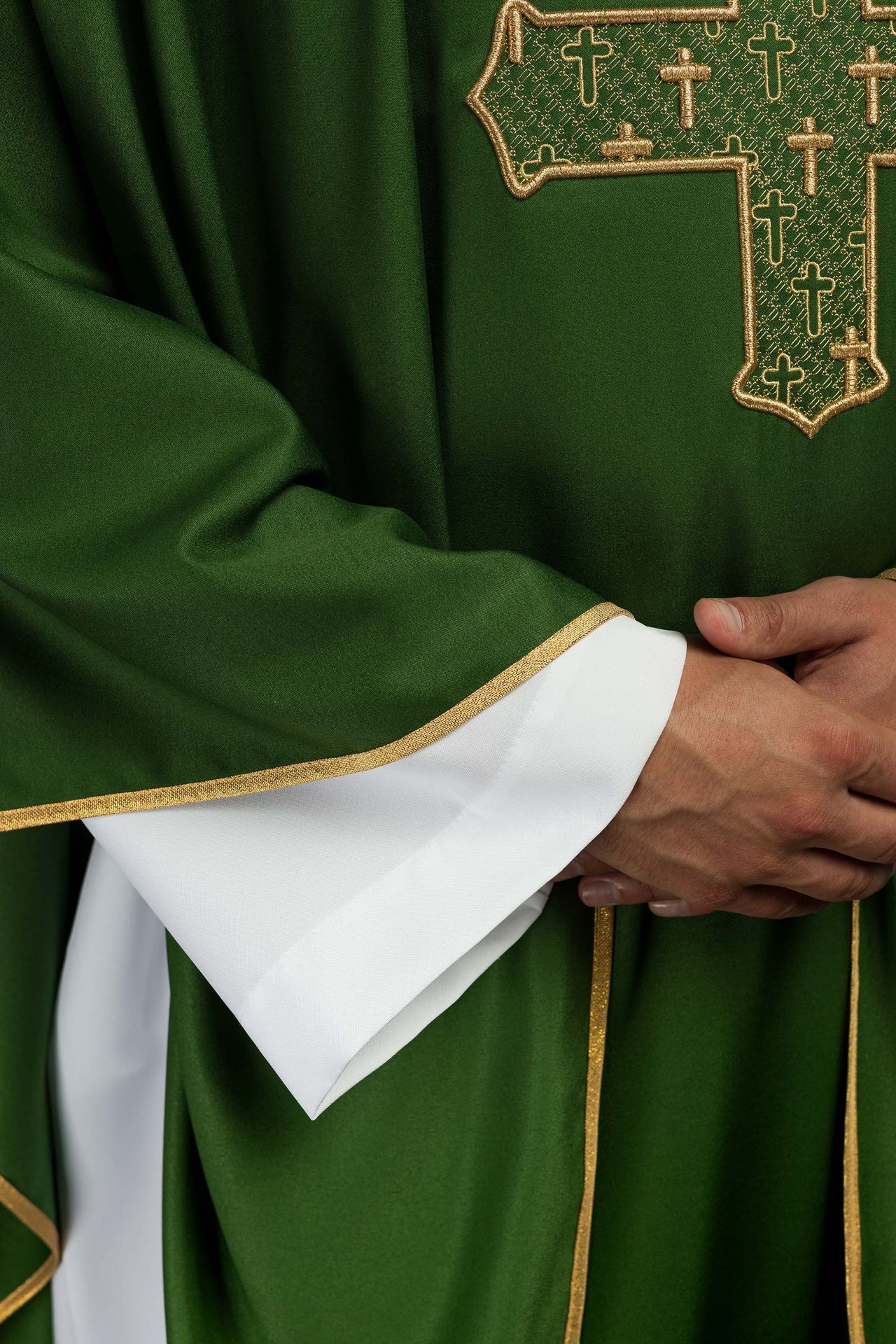 Ornat z bogato haftowanym krzyżem i kołnierzem w kolorze zielonym - ORNATY.PL