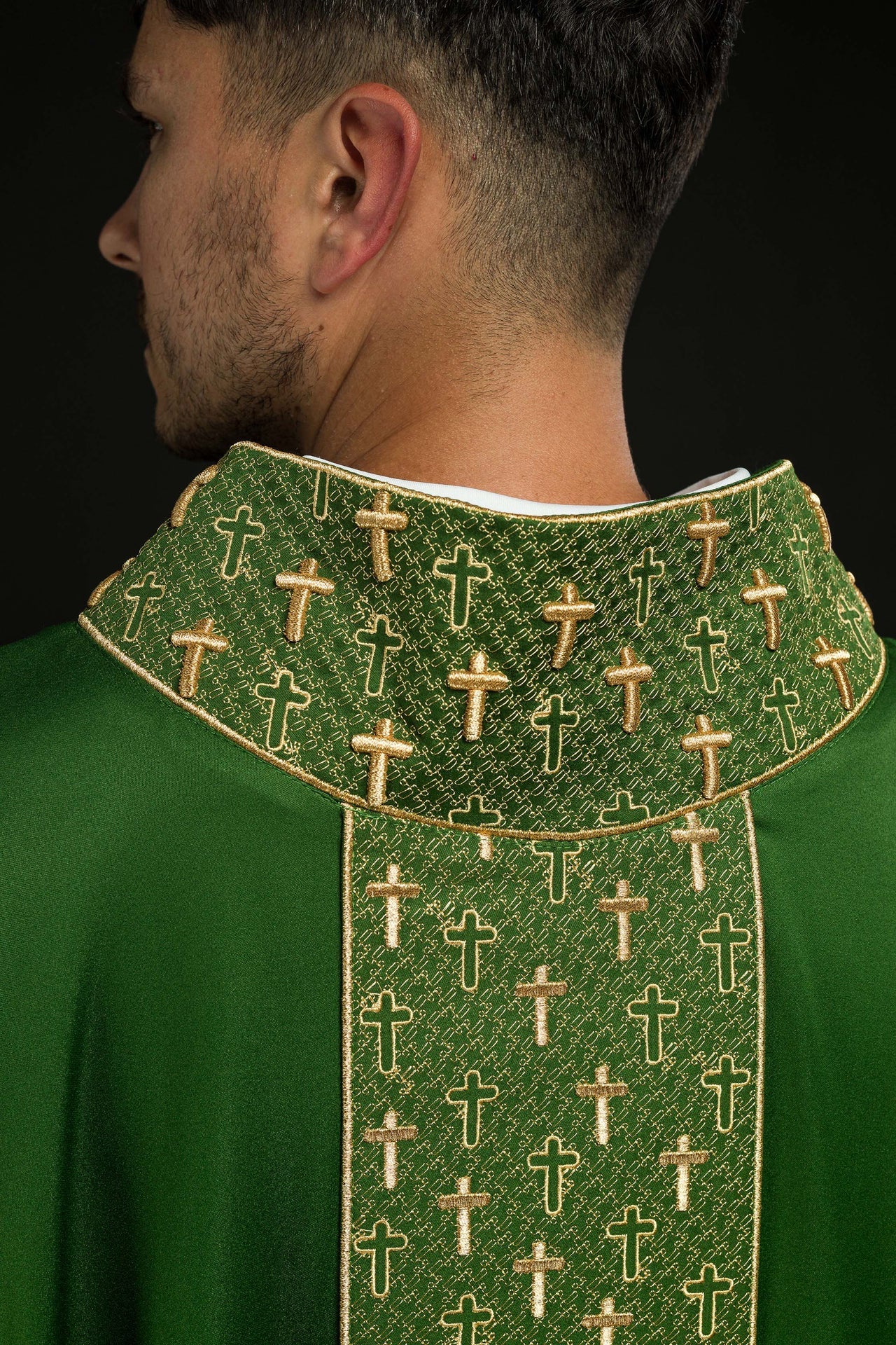 Ornat z bogato haftowanym pasem w krzyże w kolorze zielonym - ORNATY.PL