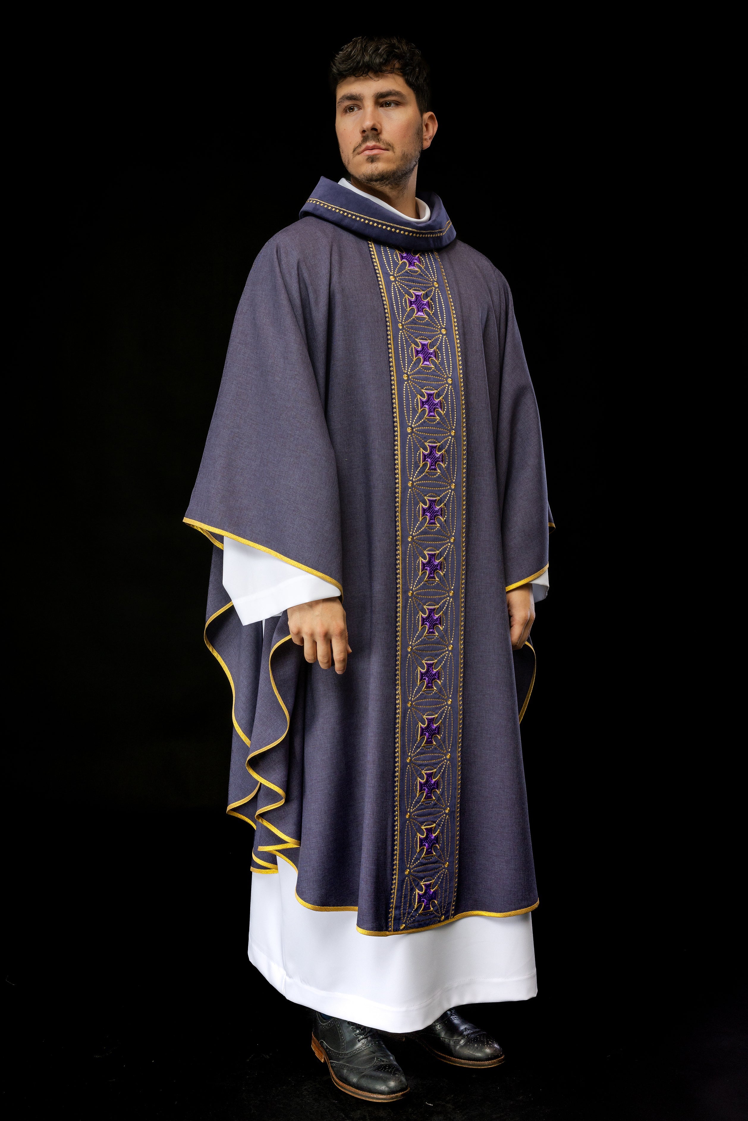 Ornat liturgiczny z bogato zdobionym pasem w krzyże w kolorze fioletowym - ORNATY.PL