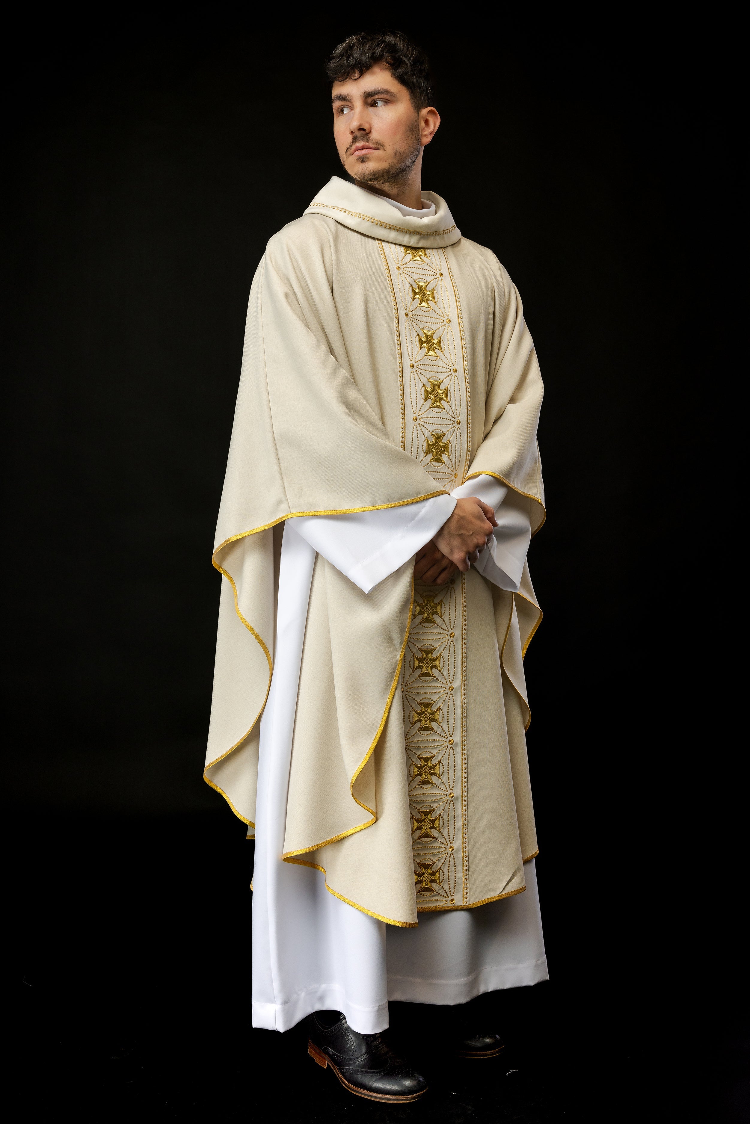 Ornat liturgiczny z bogato zdobionym pasem w krzyże w kolorze ecru - ORNATY.PL