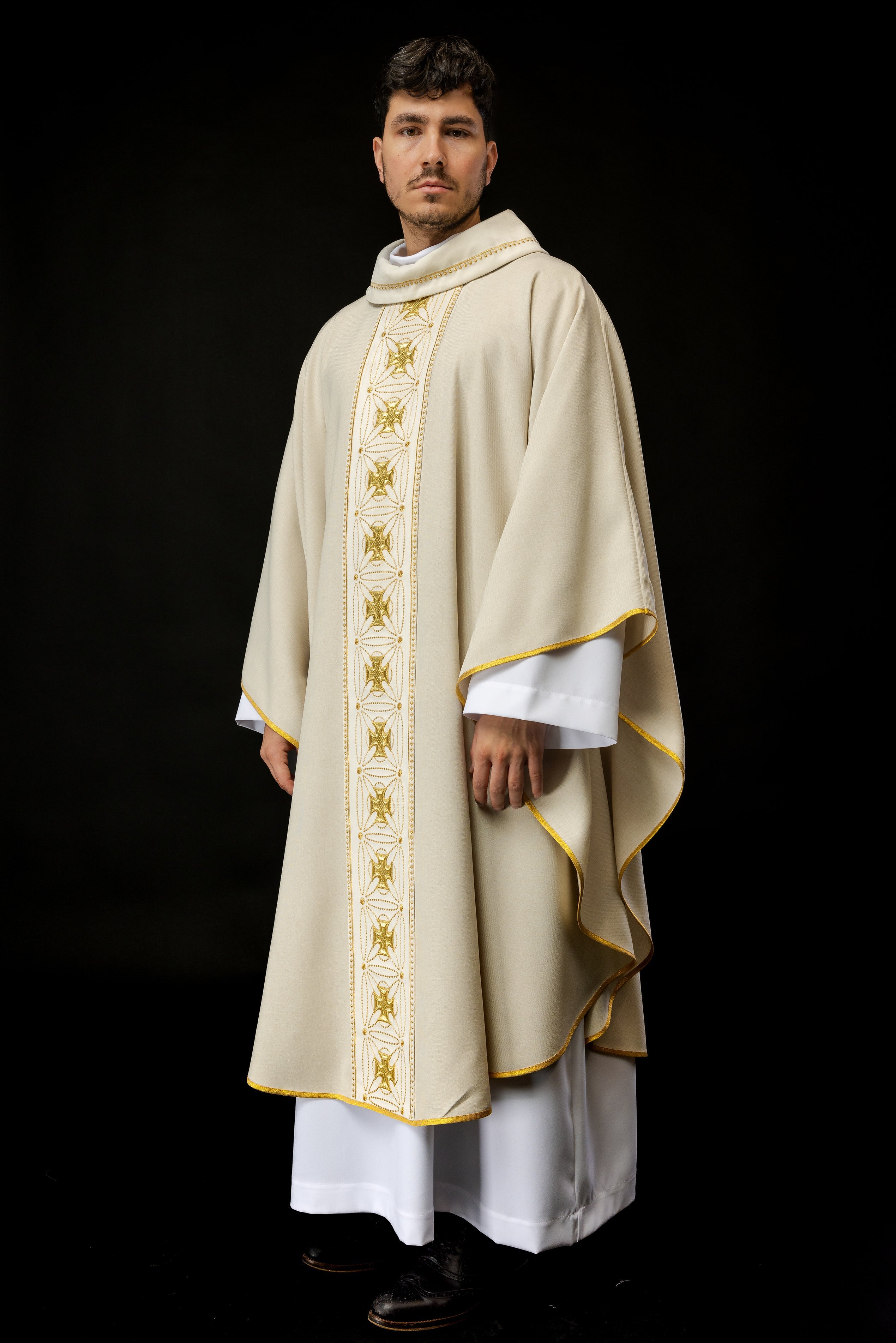 Ornat liturgiczny z bogato zdobionym pasem w krzyże w kolorze ecru - ORNATY.PL