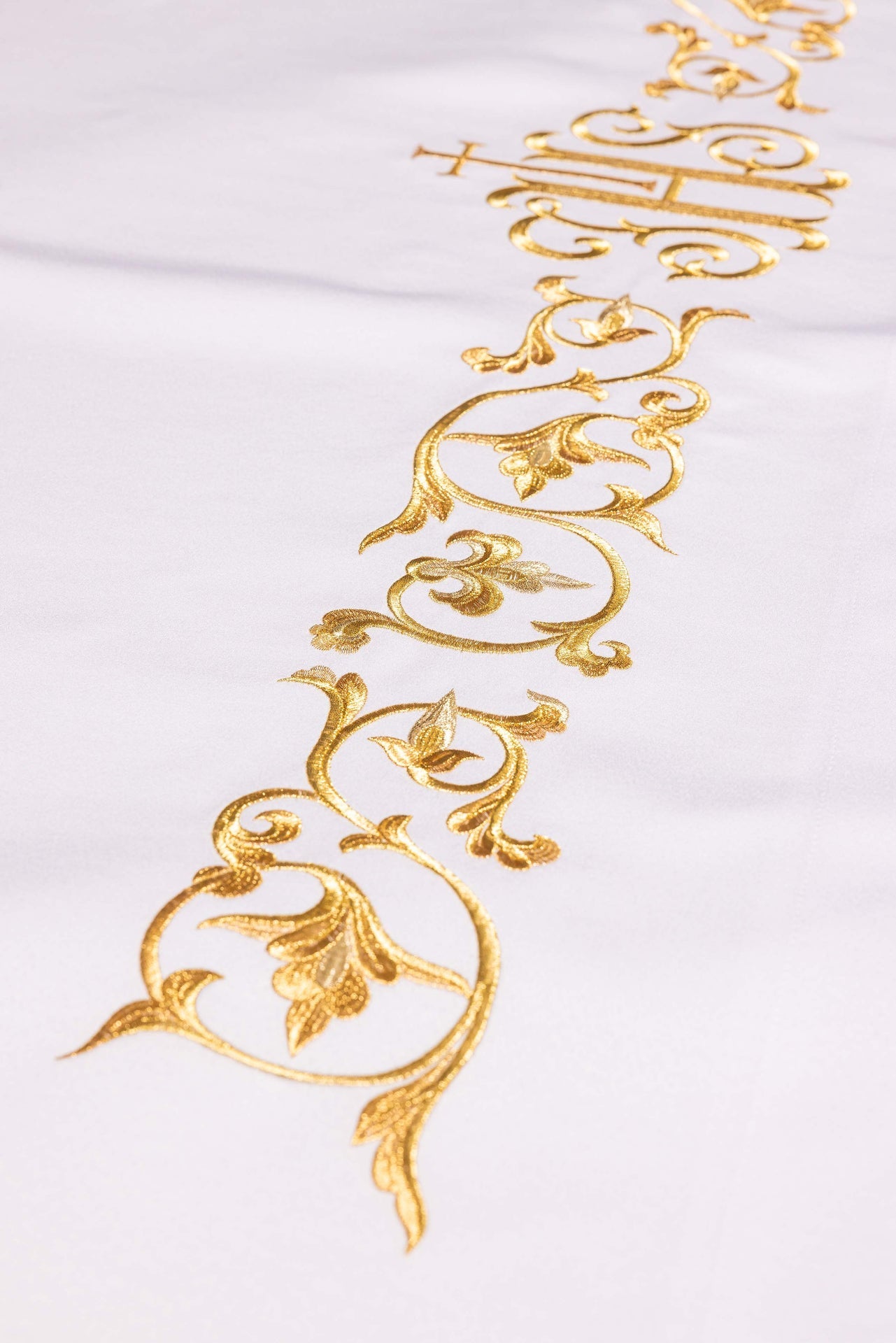 Obrus ołtarzowy z haftowanym symbolem IHS - ORNATY.PL