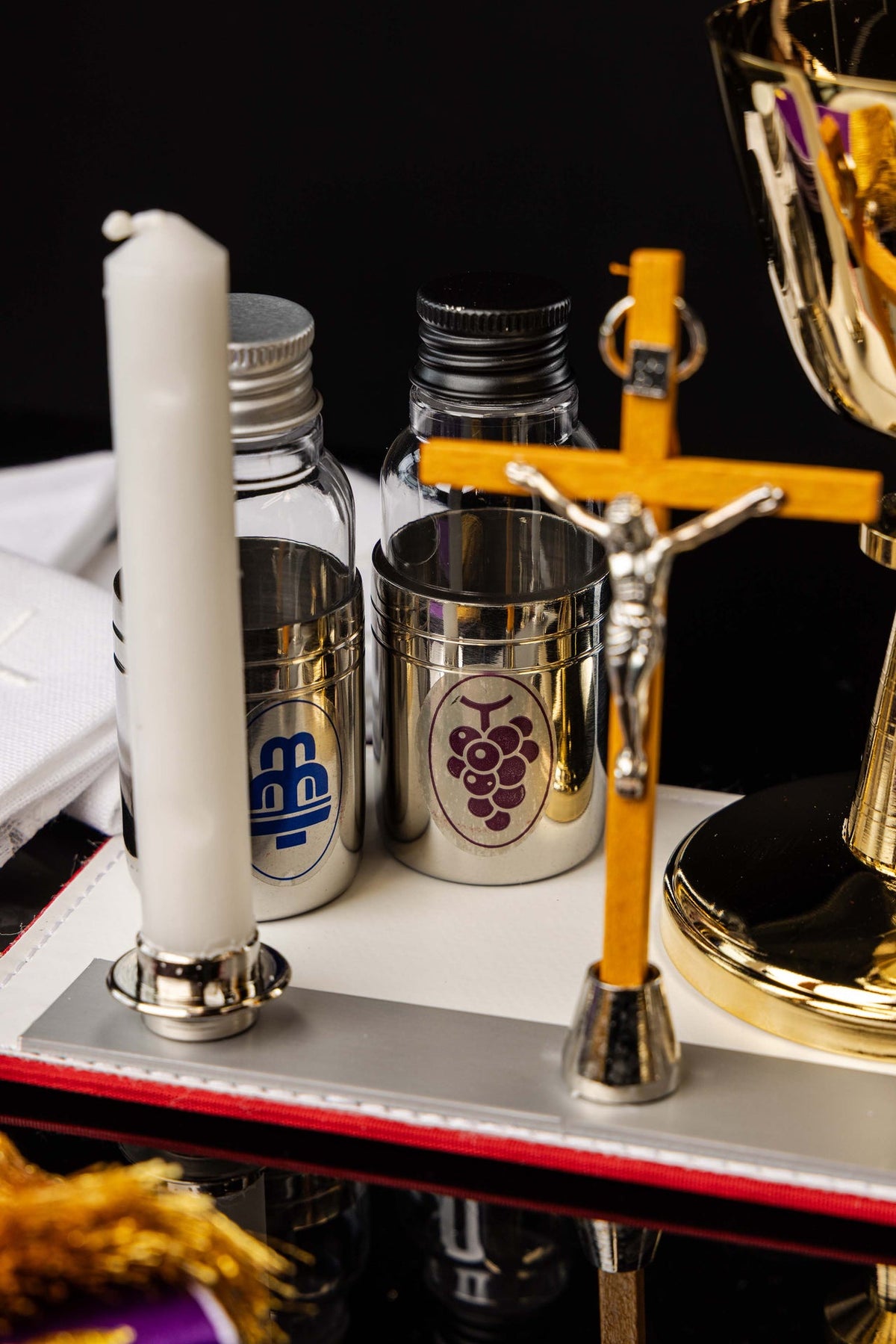 Missionskoffer mit liturgischer Ausstattung und Schulterriemen