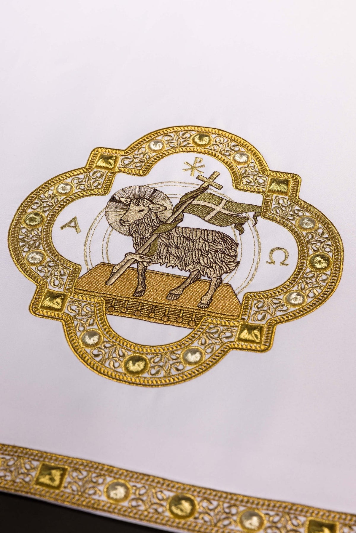 Altartuch zu Ostern mit Lammstickerei - MESSGEWANDER.DE