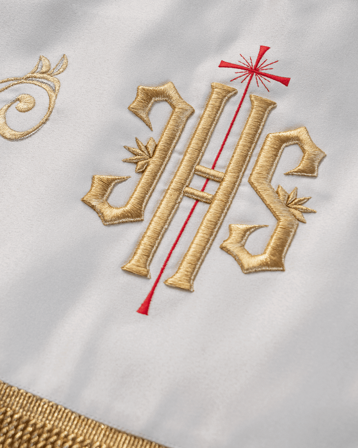 Baldachin Kirche ecru bestickt, Agnus Dei, IHS und Kelch, zu Fronleichnam 140×160 cm - MESSGEWANDER.DE