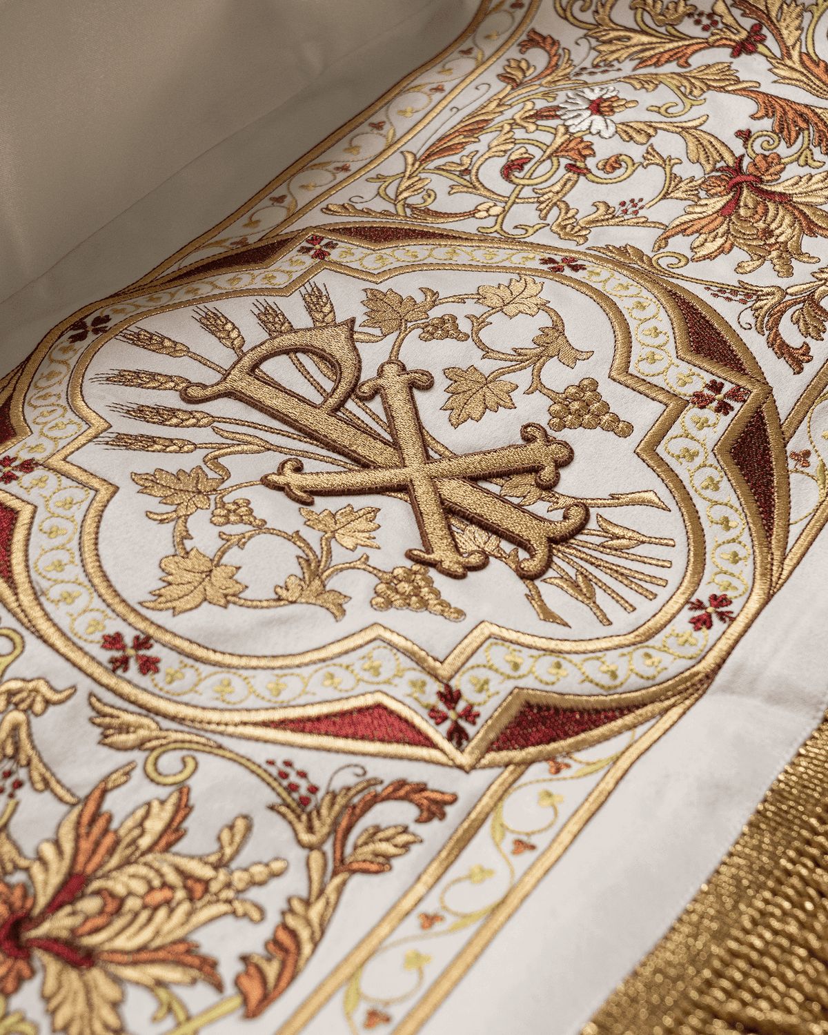 Baldachin Kirche ecru zu Fronleichnam bestickt, Chi-Rho, Herz Jesu, 140×160 cm - MESSGEWANDER.DE