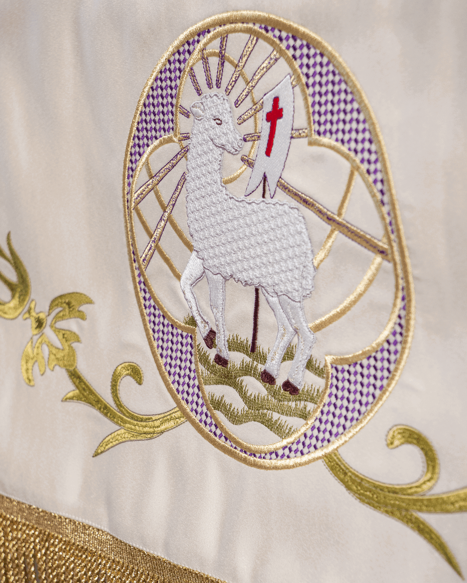 Baldachin liturgisch zu Fronleichnam ecru, bestickt Agnus Dei und Kelch, 130×160 cm - MESSGEWANDER.DE