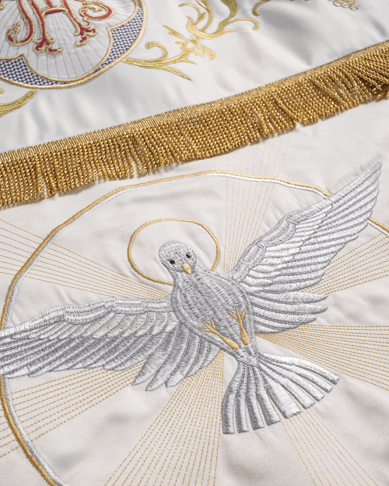 Baldachin liturgisch zu Fronleichnam ecru, bestickt Agnus Dei und Kelch, 130×160 cm - MESSGEWANDER.DE