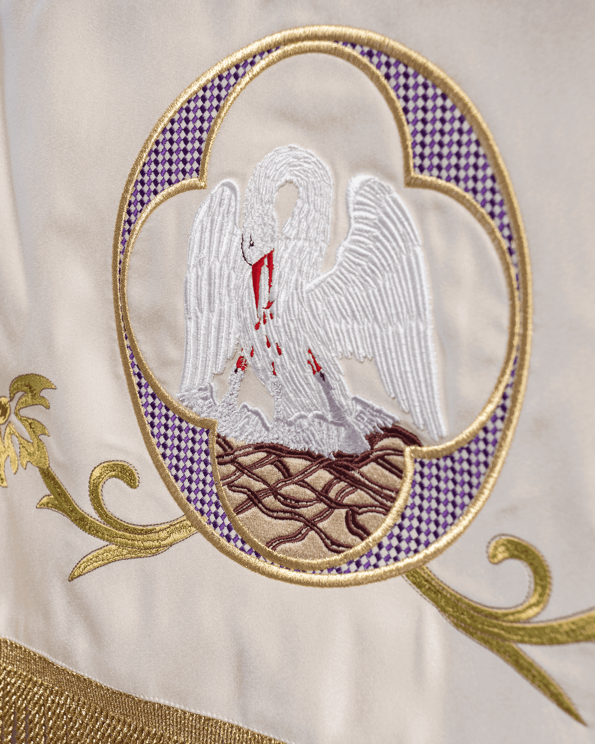 Baldachin liturgisch zu Fronleichnam ecru, bestickt Agnus Dei und Kelch, 130×160 cm - MESSGEWANDER.DE