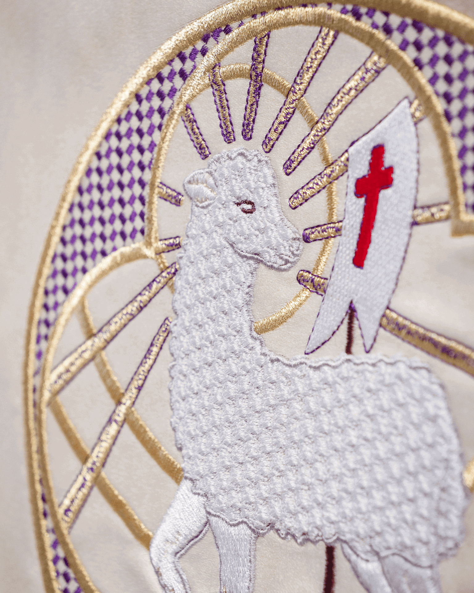 Baldachin liturgisch zu Fronleichnam ecru, bestickt Agnus Dei und Kelch, 130×160 cm - MESSGEWANDER.DE