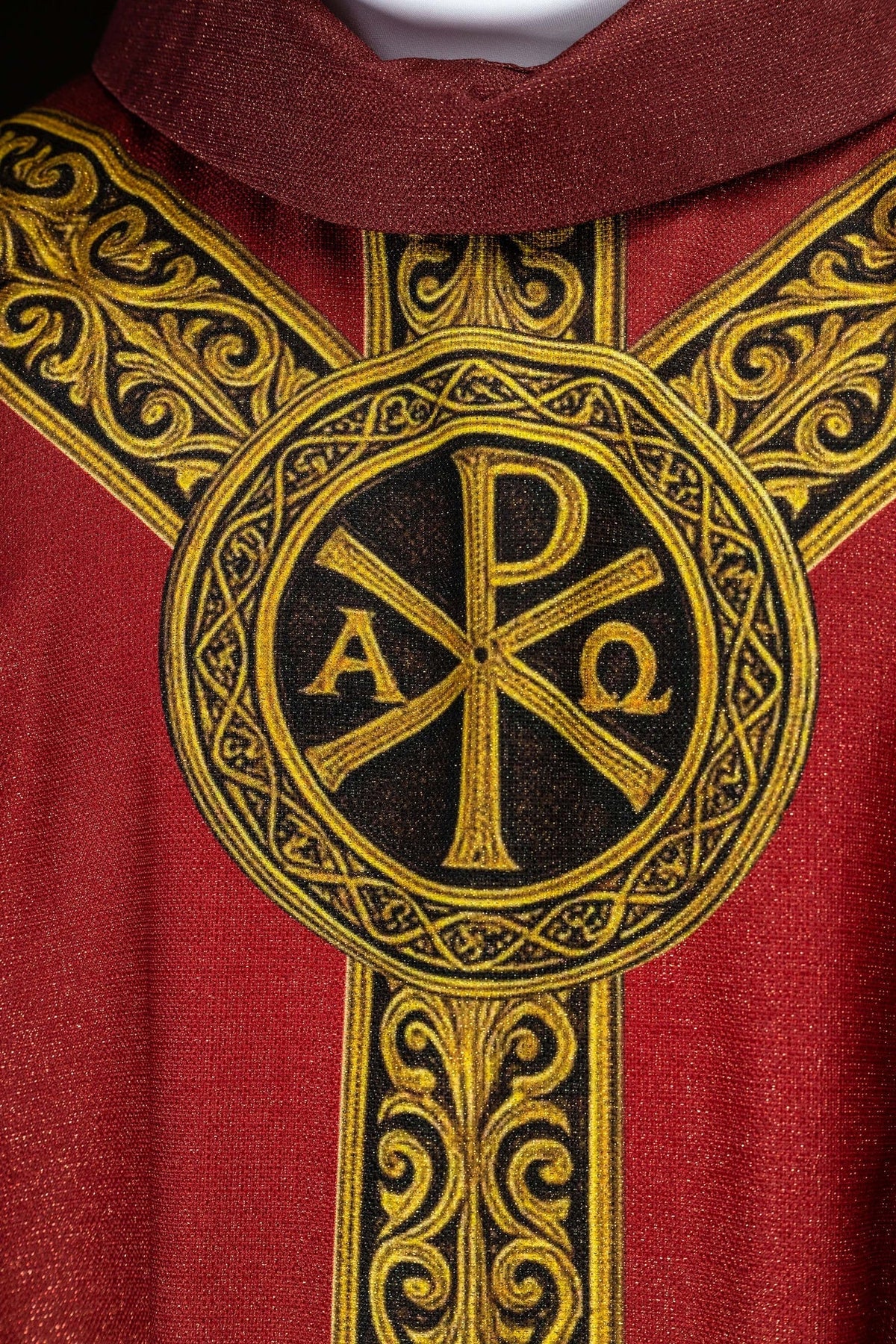 Bedrucktes rotes Messgewand „Pax“ mit reicher goldener Verzierung - MESSGEWANDER.DE