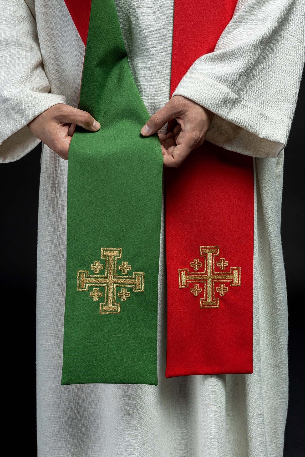 Beidseitig bestickte Priesterstola grünes und rotes Jerusalem Kreuz - MESSGEWANDER.DE