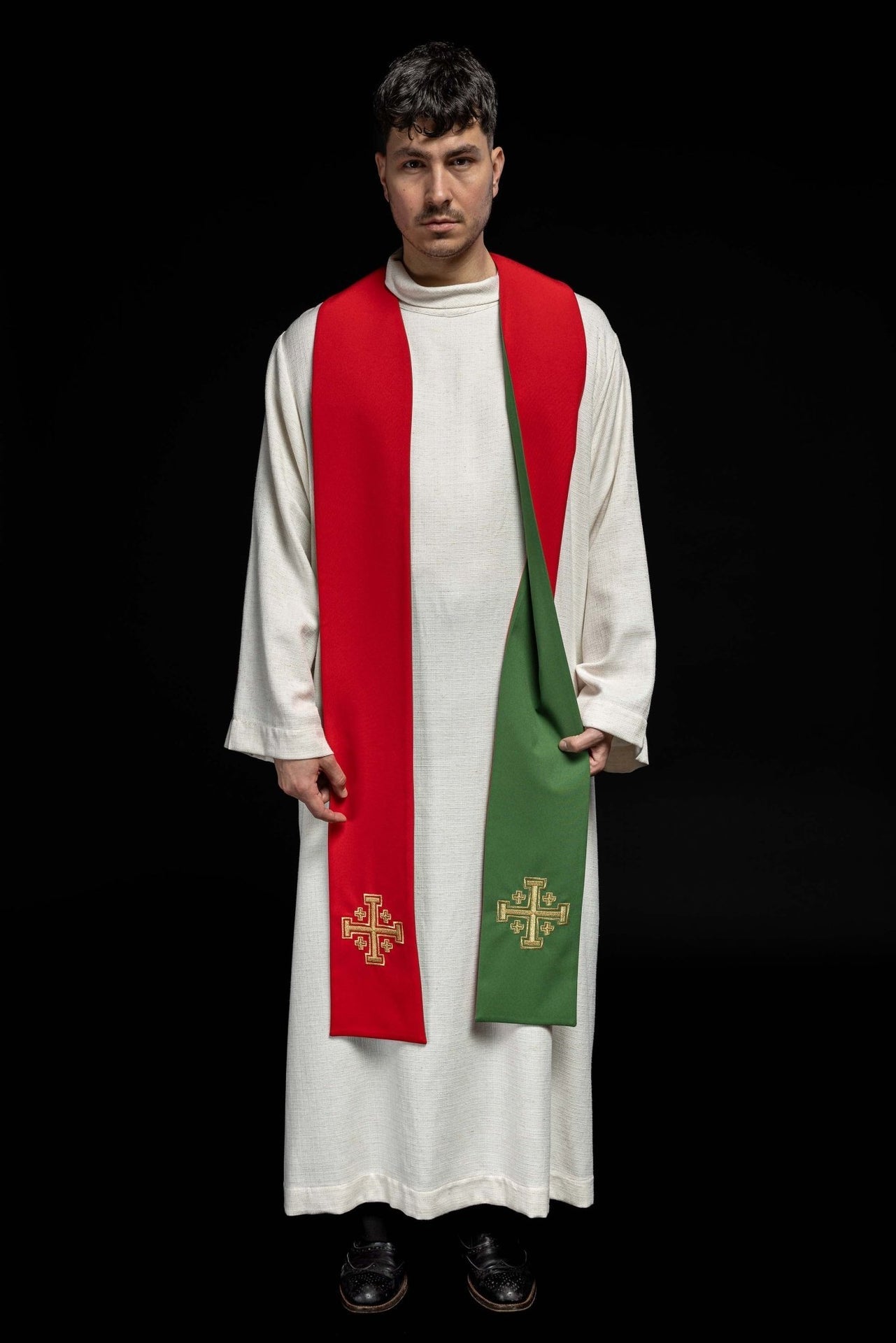 Beidseitig bestickte Priesterstola grünes und rotes Jerusalem Kreuz - MESSGEWANDER.DE