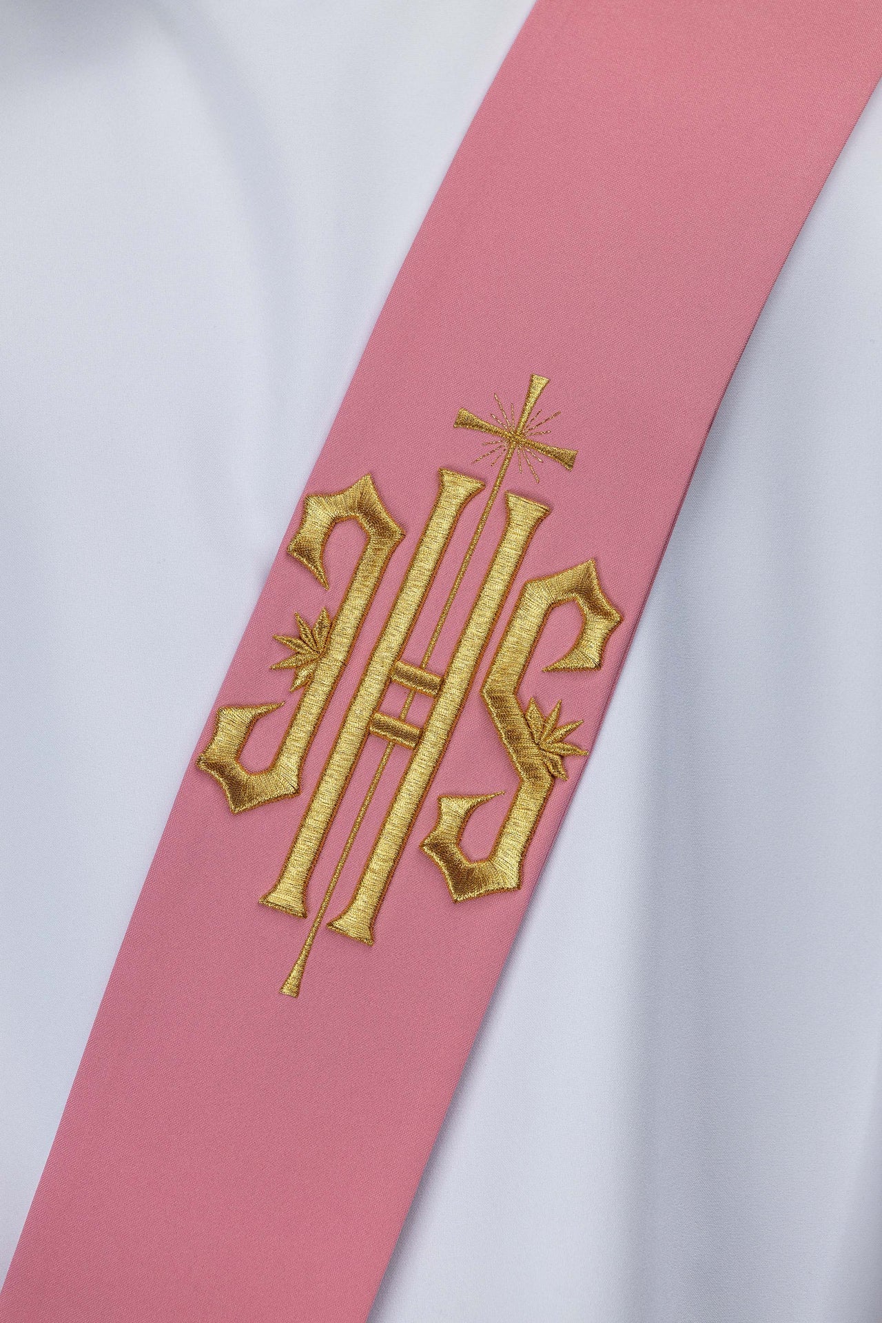 Bestickte Diakonenstola mit IHS und Kreuz - MESSGEWANDER.DE
