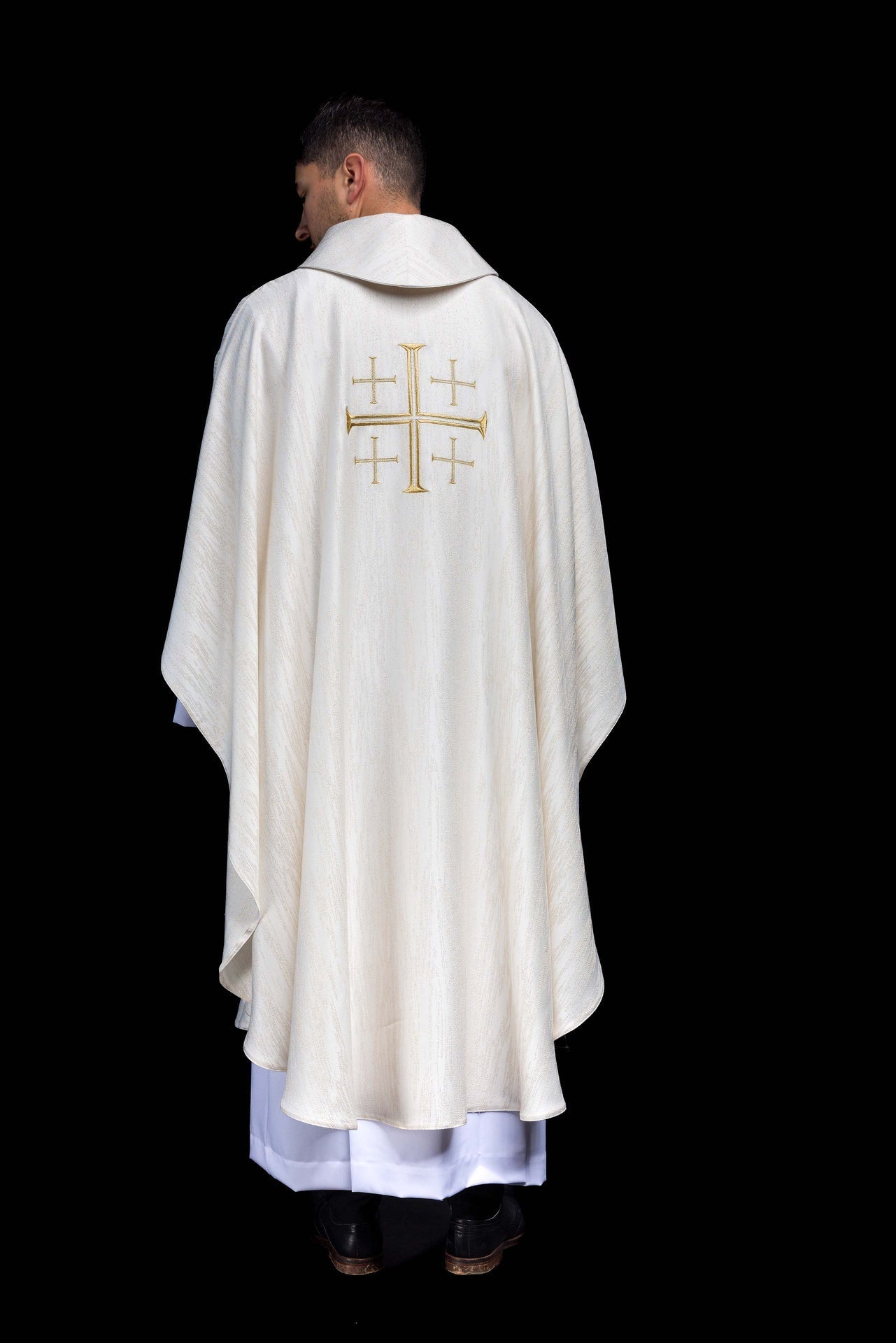 Bestickte Kasel mit dem Jerusalemer Kreuz – Ecru - MESSGEWANDER.DE